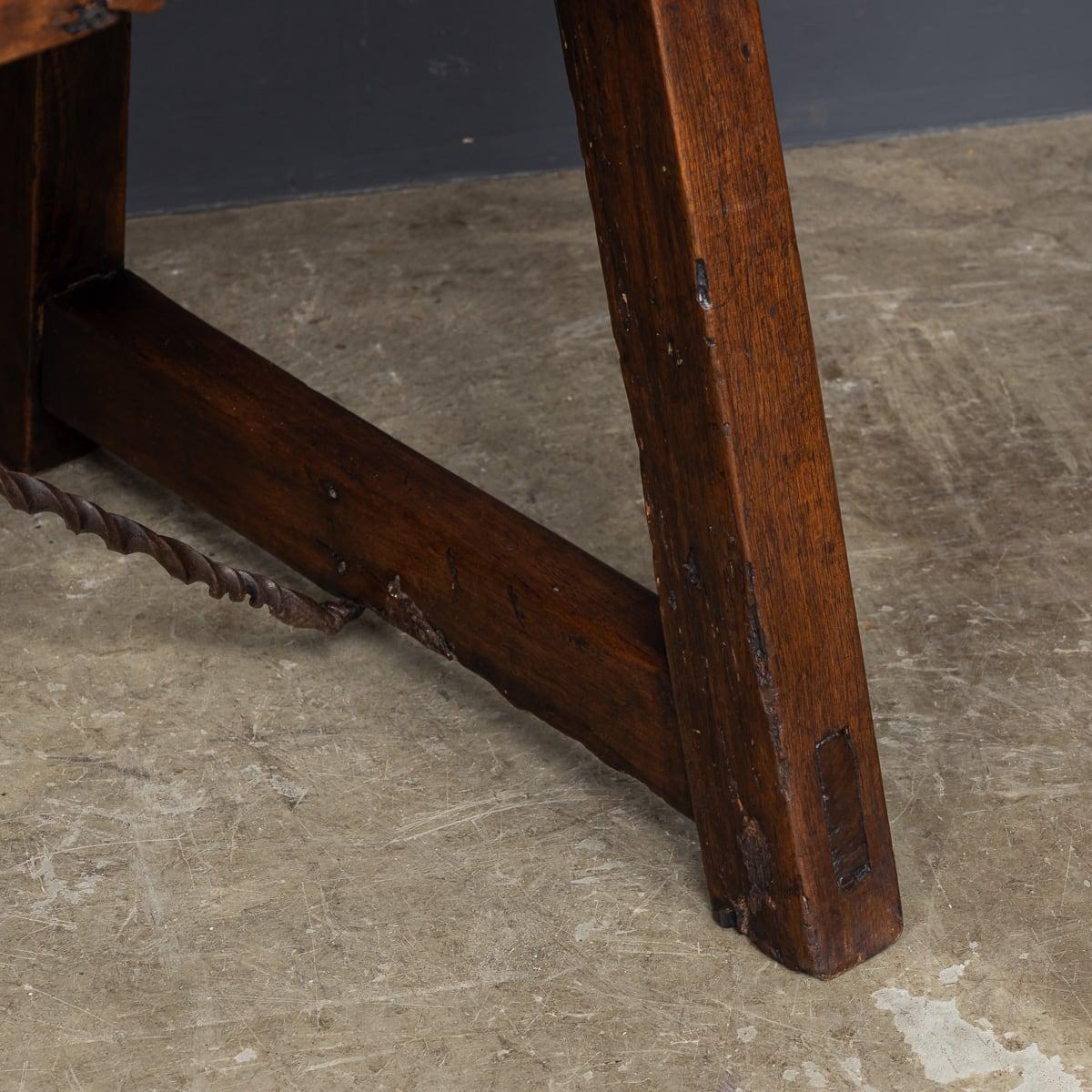 Table espagnole ancienne du 19ème siècle avec détails en fer torsadé, vers 1850 en vente 1