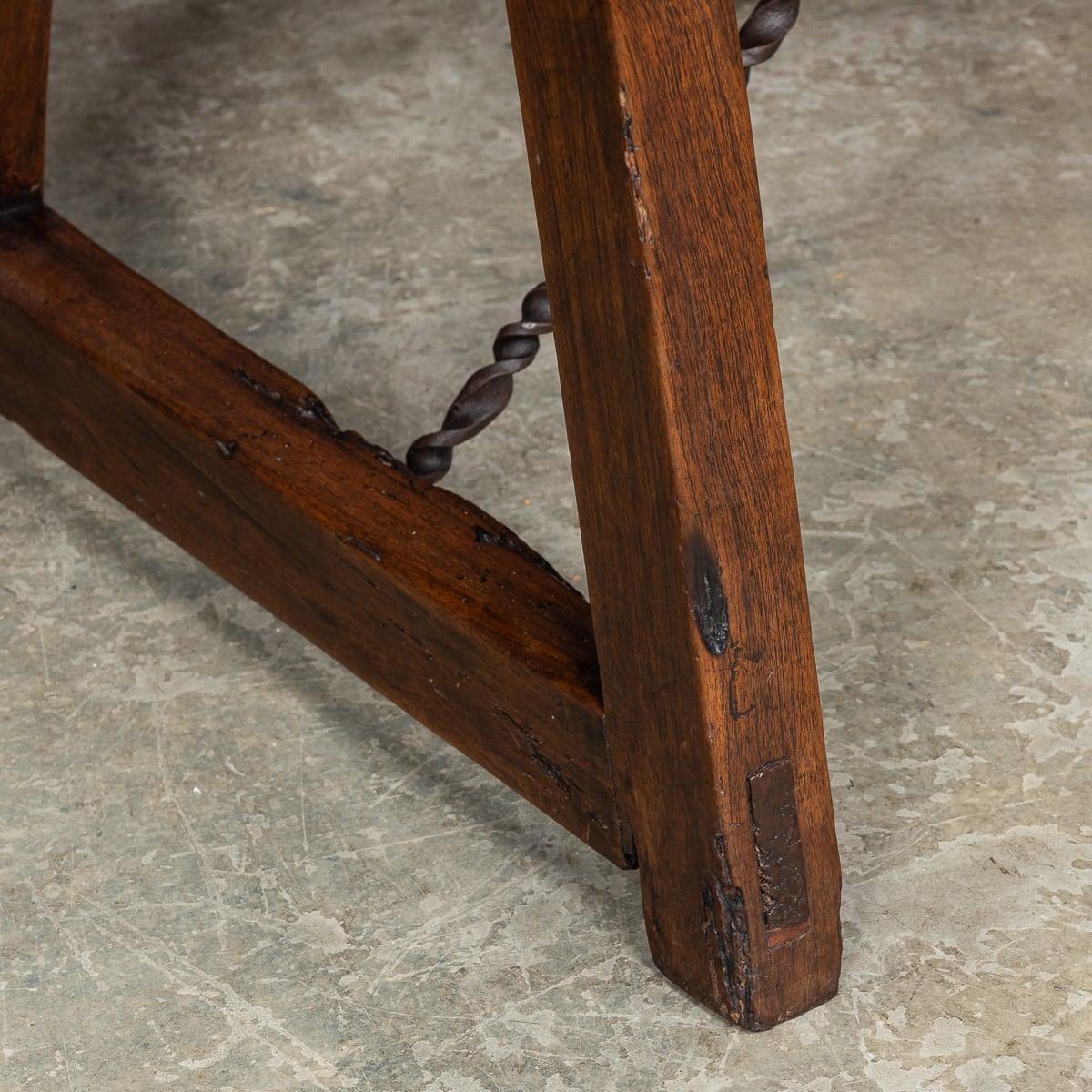 Table espagnole ancienne du 19ème siècle avec détails en fer torsadé, vers 1850 en vente 2