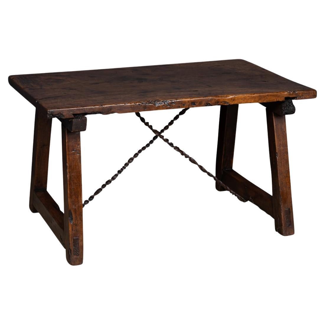 Table espagnole ancienne du 19ème siècle avec détails en fer torsadé, vers 1850 en vente