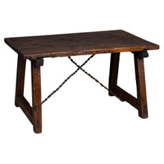Antigua mesa española del siglo XIX con detalle de hierro torcido c.1850