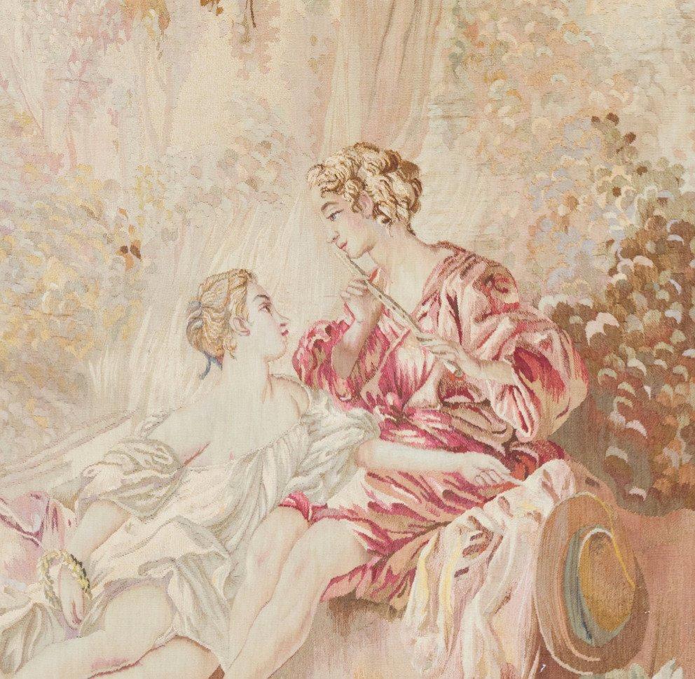 Ancienne tapisserie française d'Aubusson du XIXe siècle représentant de jeunes courtisans passant un après-midi tranquille assis dans les bois d'un splendide domaine palatial verdoyant. Il s'agit d'un exemple classique du style d'Aubusson du 19e