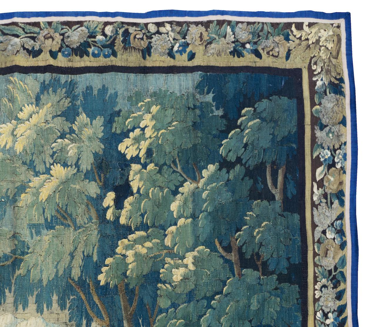 Baroque Antiquité 17ème siècle Carré vert floral Flemish Verdure Tapisserie avec la noblesse en vente