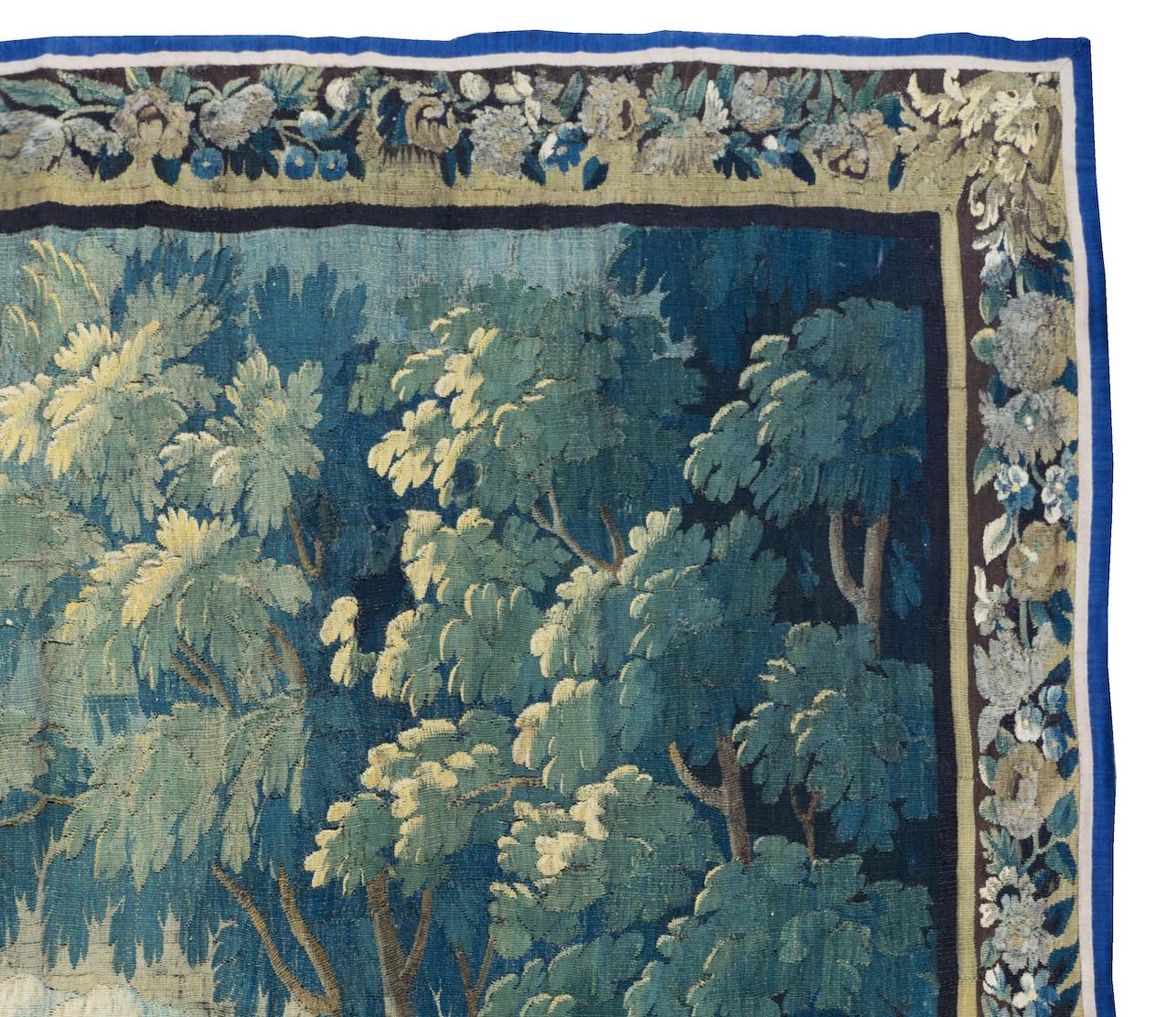 Antiguo Tapiz de Verdura Flamenca Verde Floral Cuadrado del Siglo XVII con Nobleza Barroco en venta