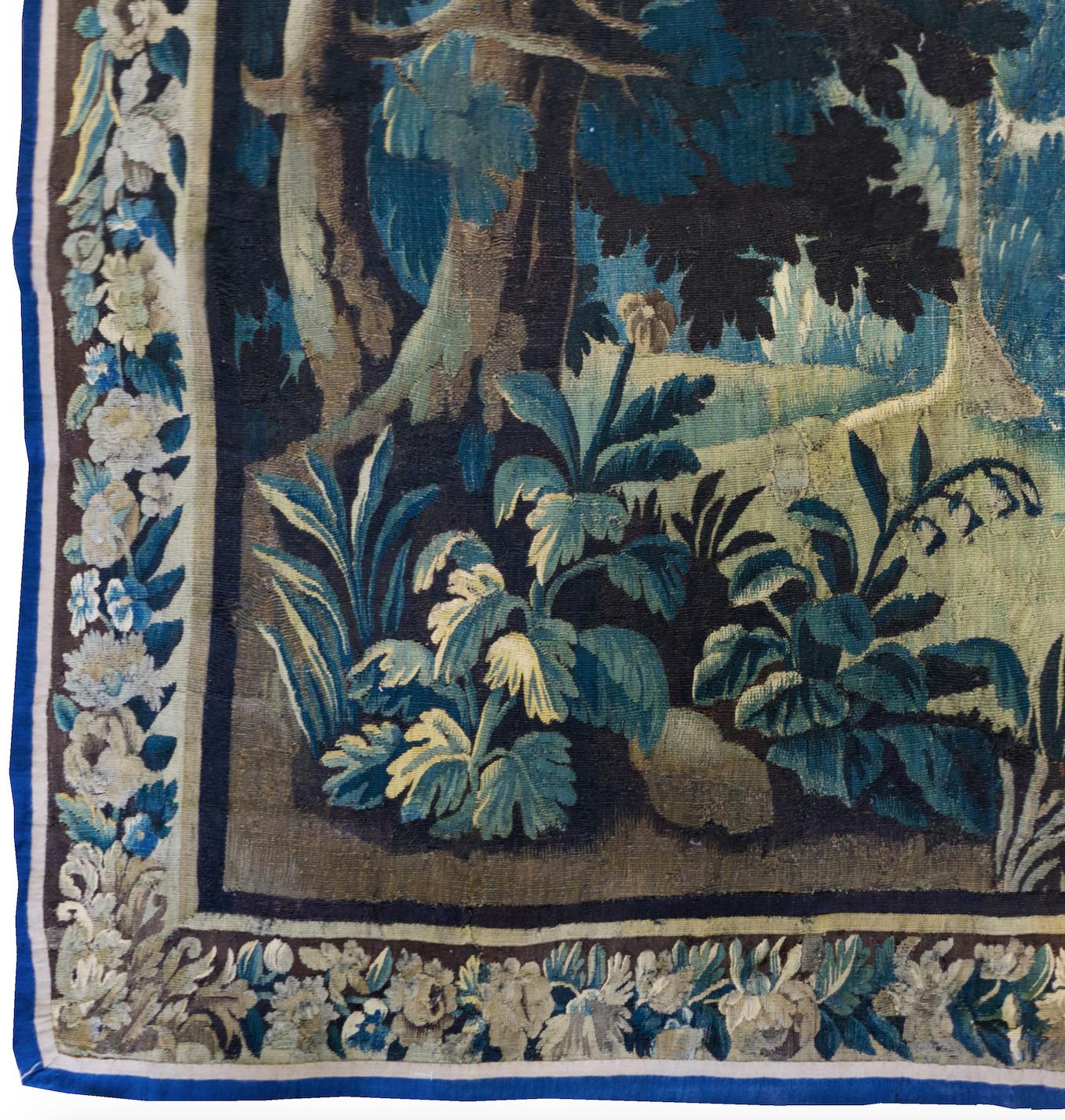 Belge Antiquité 17ème siècle Carré vert floral Flemish Verdure Tapisserie avec la noblesse en vente