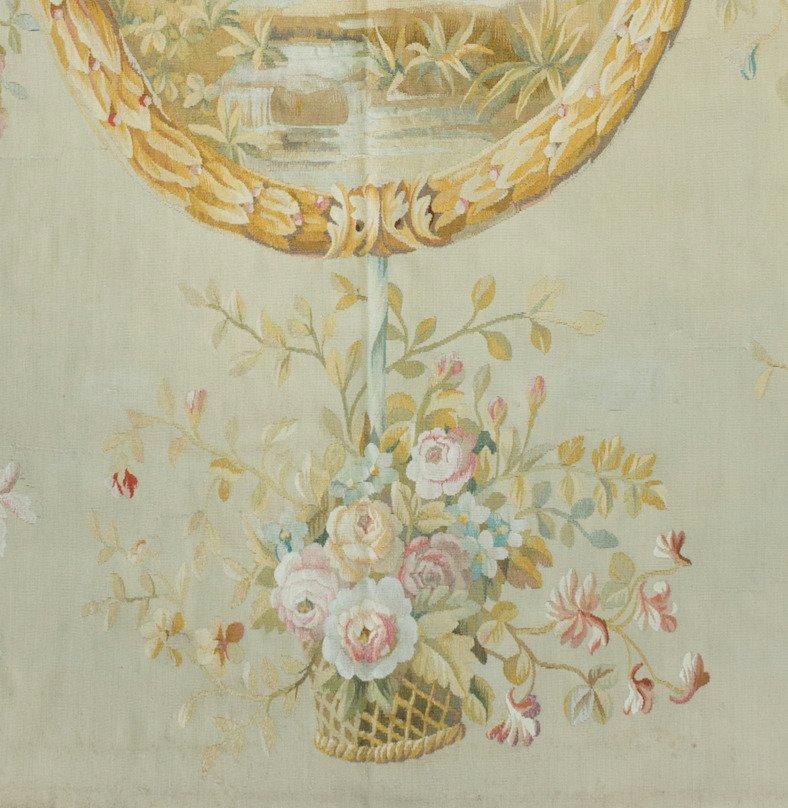 Français Tapisserie d'Aubusson française carrée ornée de fleurs avec Cupidon du 19ème siècle en vente