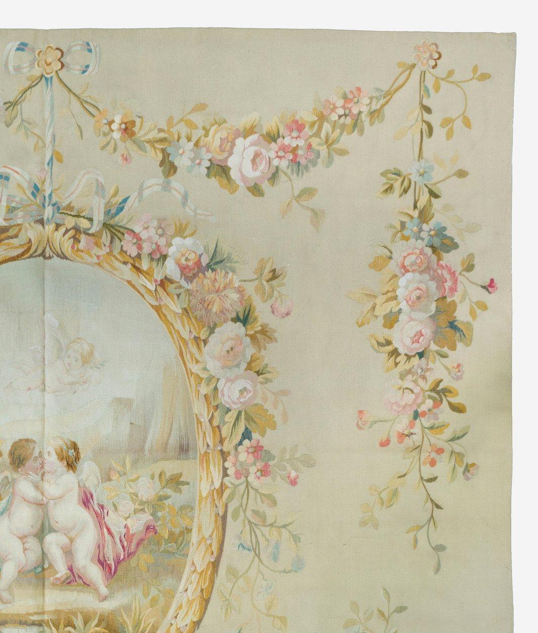 Tissé à la main Tapisserie d'Aubusson française carrée ornée de fleurs avec Cupidon du 19ème siècle en vente