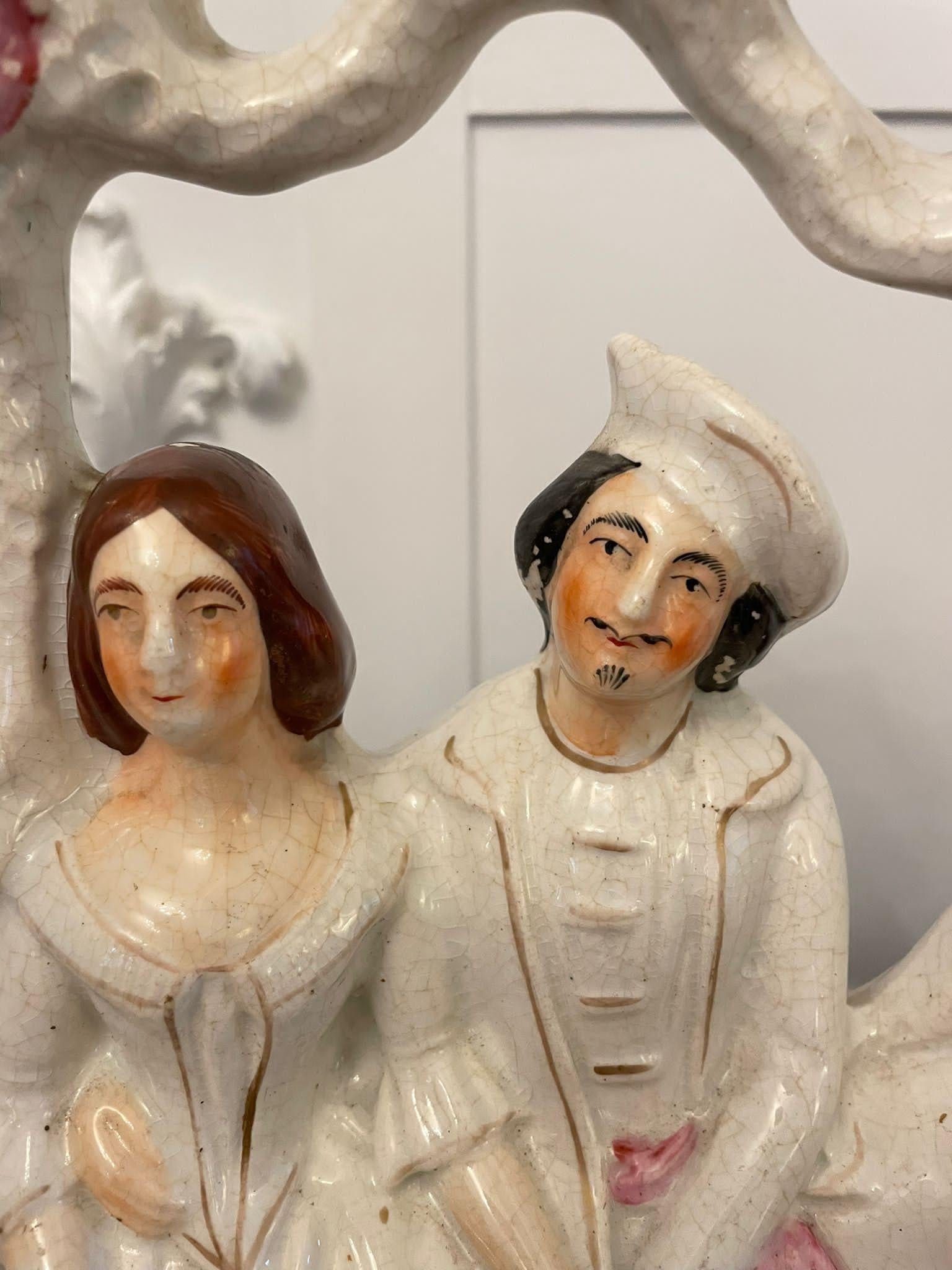 Ancienne figurine à dos plat du 19ème siècle du Staffordshire représentant une scène de mariage en vente 3
