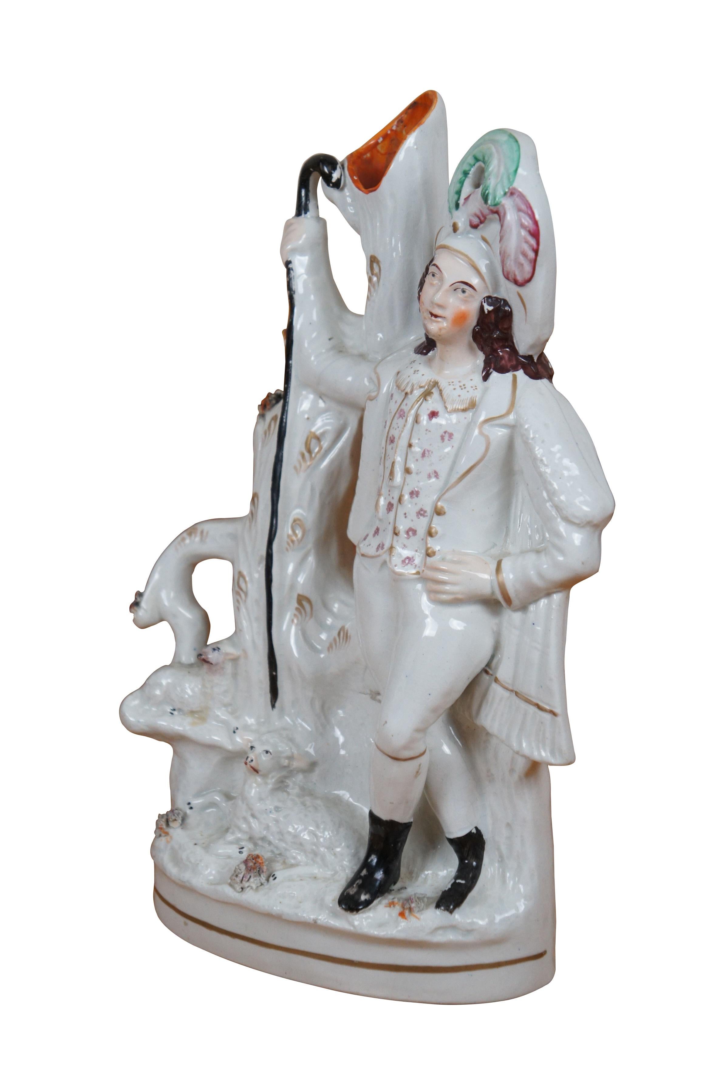Antico vaso da versamento figurato in porcellana Staffordshire del XIX secolo, raffigurante un pastore in piedi accanto a un albero con il suo bastone e una coppia di agnelli / pecore / montoni / pecore.

Dimensioni:
8,5