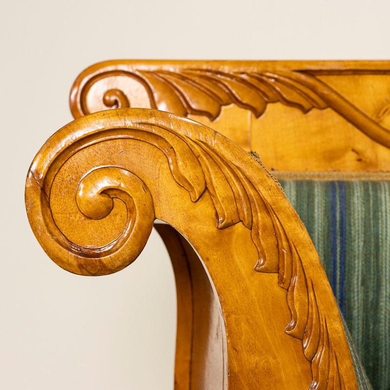 Antikes schwedisches Biedermeier-Sofa aus gelber Birke aus dem 19. Jahrhundert (Holz) im Angebot