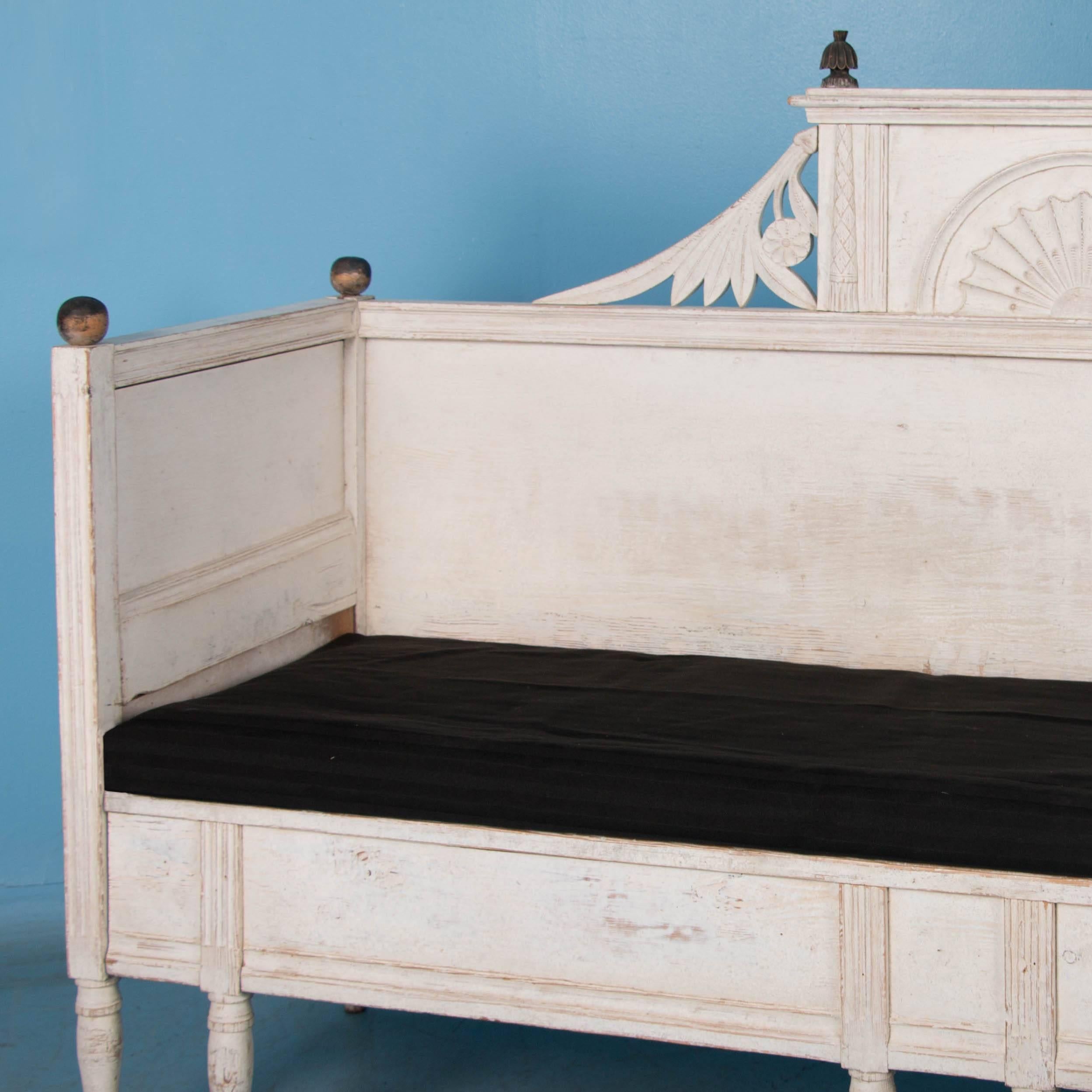 Antique 19th Century Swedish Gustavian Bench Painted White In Good Condition In Round Top, TX