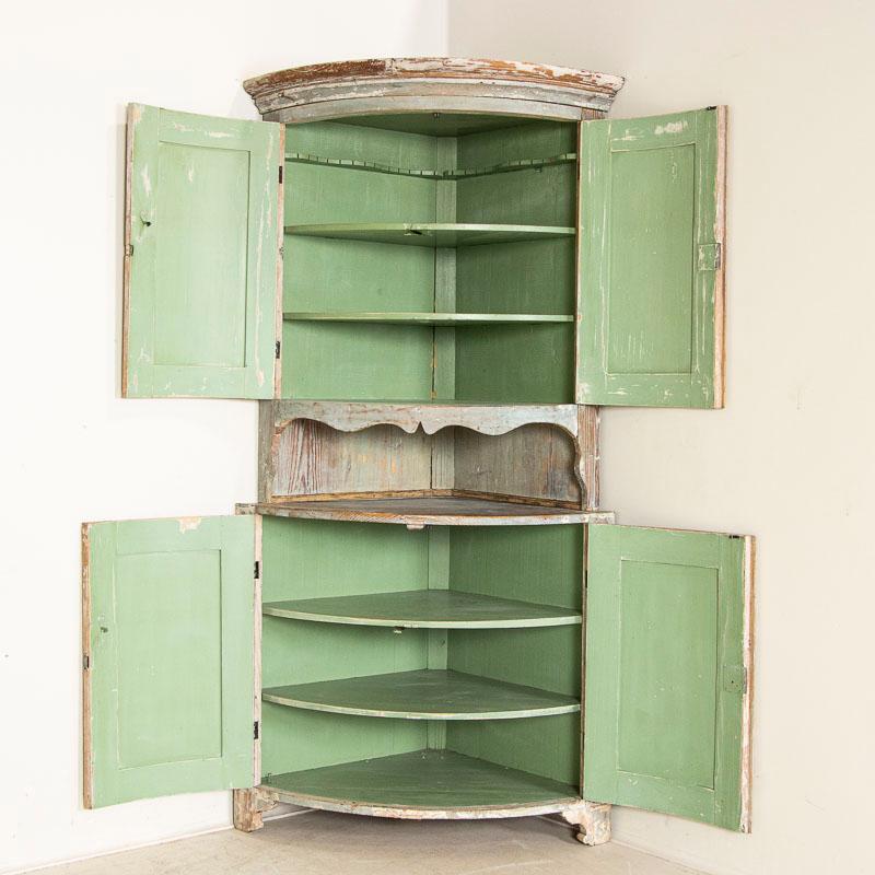 Antique 19th Century Swedish Gustavian Original Gray Painted Corner Cabinet In Good Condition In Round Top, TX