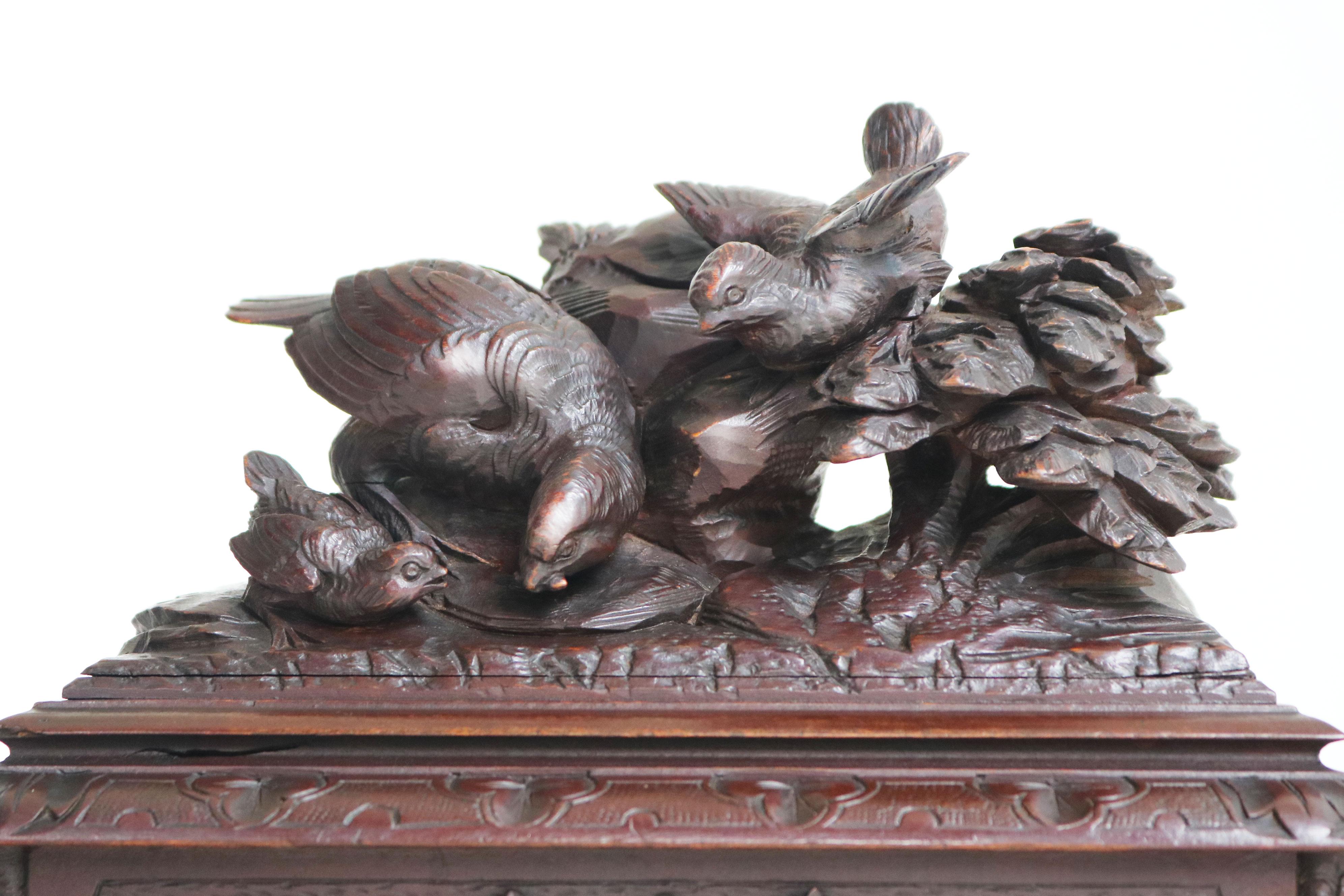 Cette étonnante boîte à bijoux suisse de la Forêt-Noire datant du XIXe siècle est un véritable chef-d'œuvre. Vieux de près de 150 ans, le bois a développé une riche patine qui rehausse sa beauté et son caractère. La boîte est magnifiquement ornée de