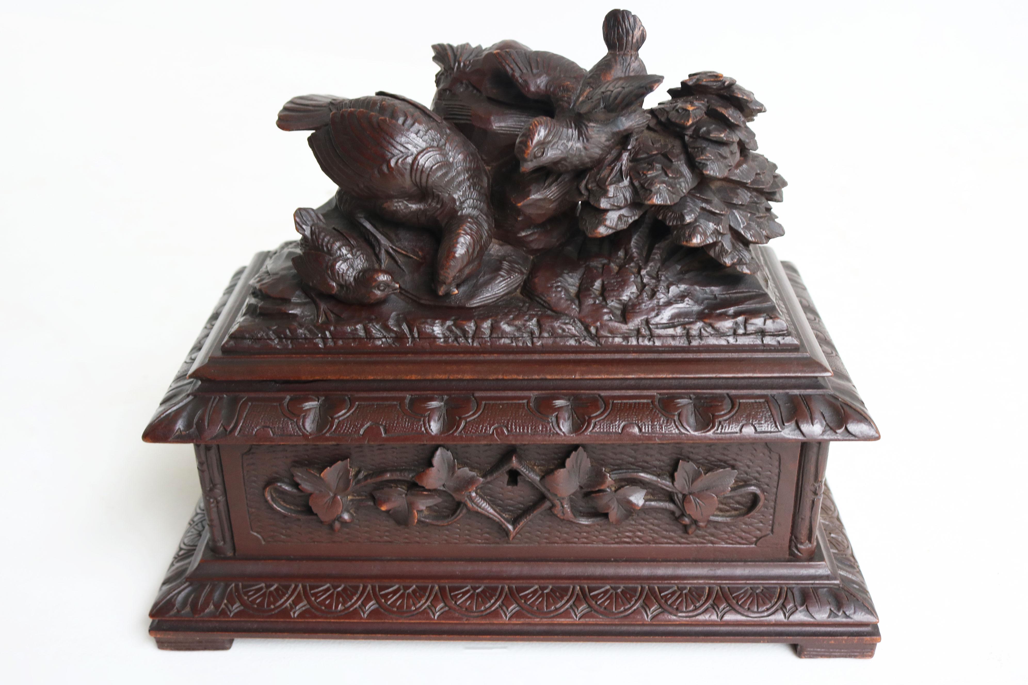 Suisse Ancienne boîte à confiserie du 19e siècle en bois suisse de Black Forest avec 3 oiseaux sculptés à la main en vente