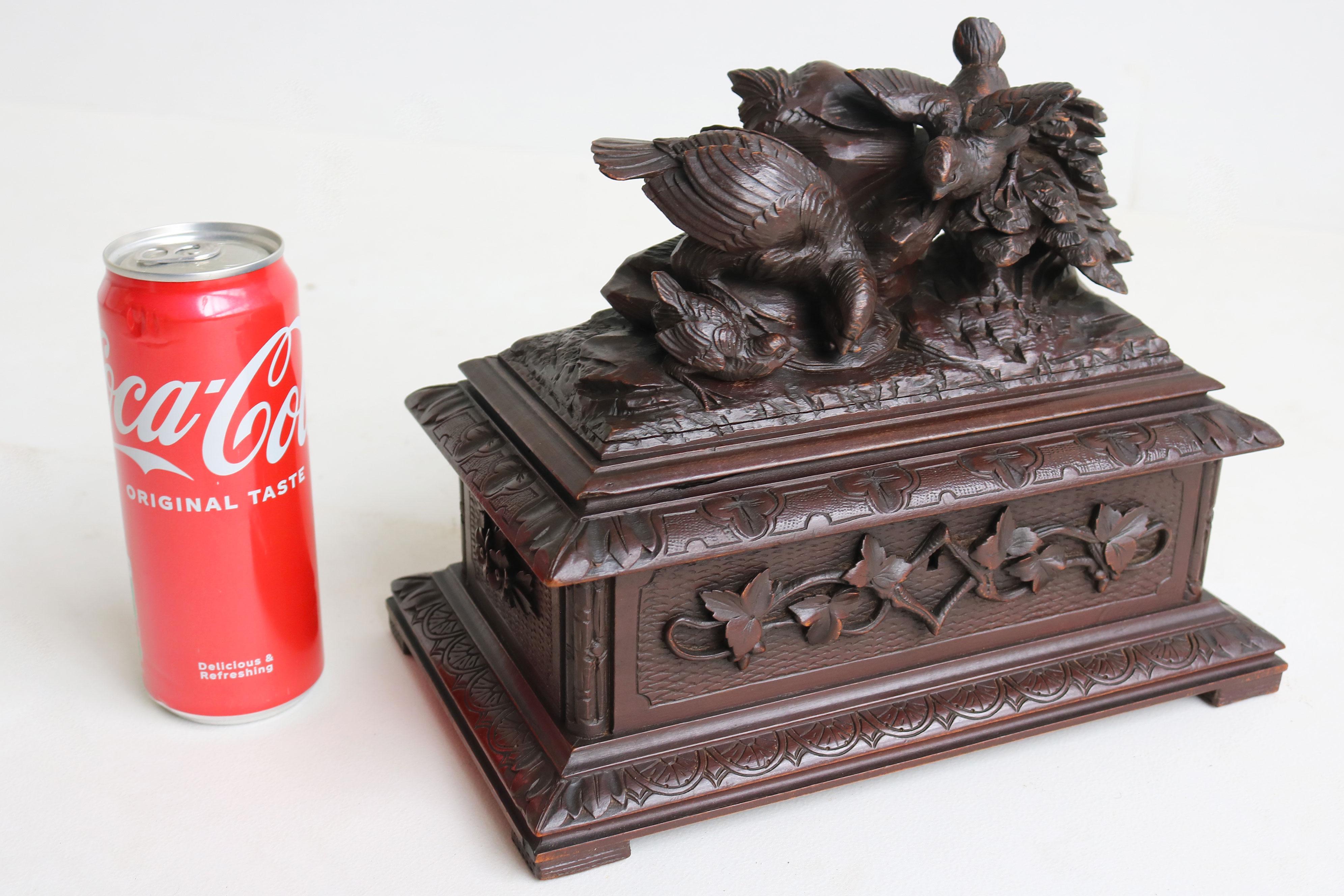 Ancienne boîte à confiserie du 19e siècle en bois suisse de Black Forest avec 3 oiseaux sculptés à la main Bon état - En vente à Ijzendijke, NL