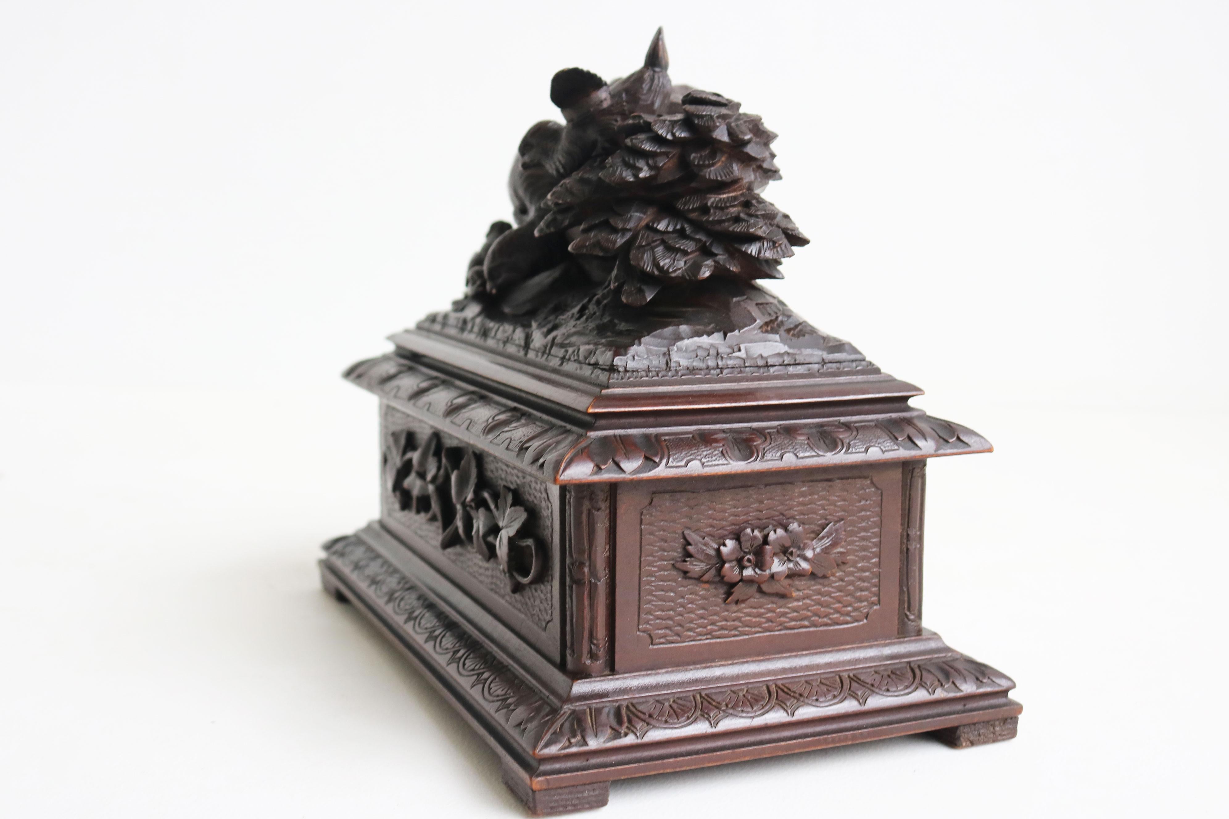XIXe siècle Ancienne boîte à confiserie du 19e siècle en bois suisse de Black Forest avec 3 oiseaux sculptés à la main en vente