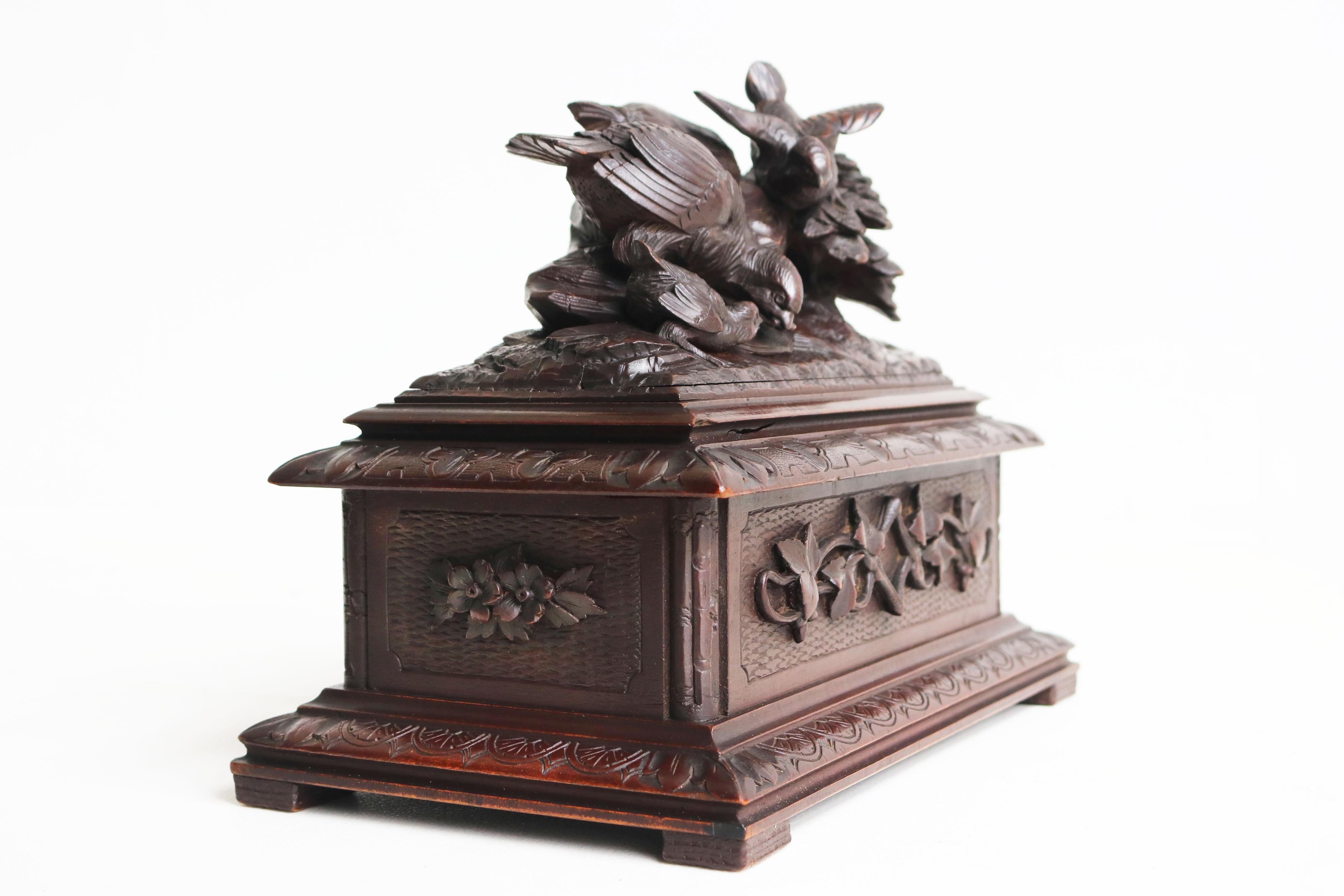 Bois Ancienne boîte à confiserie du 19e siècle en bois suisse de Black Forest avec 3 oiseaux sculptés à la main en vente