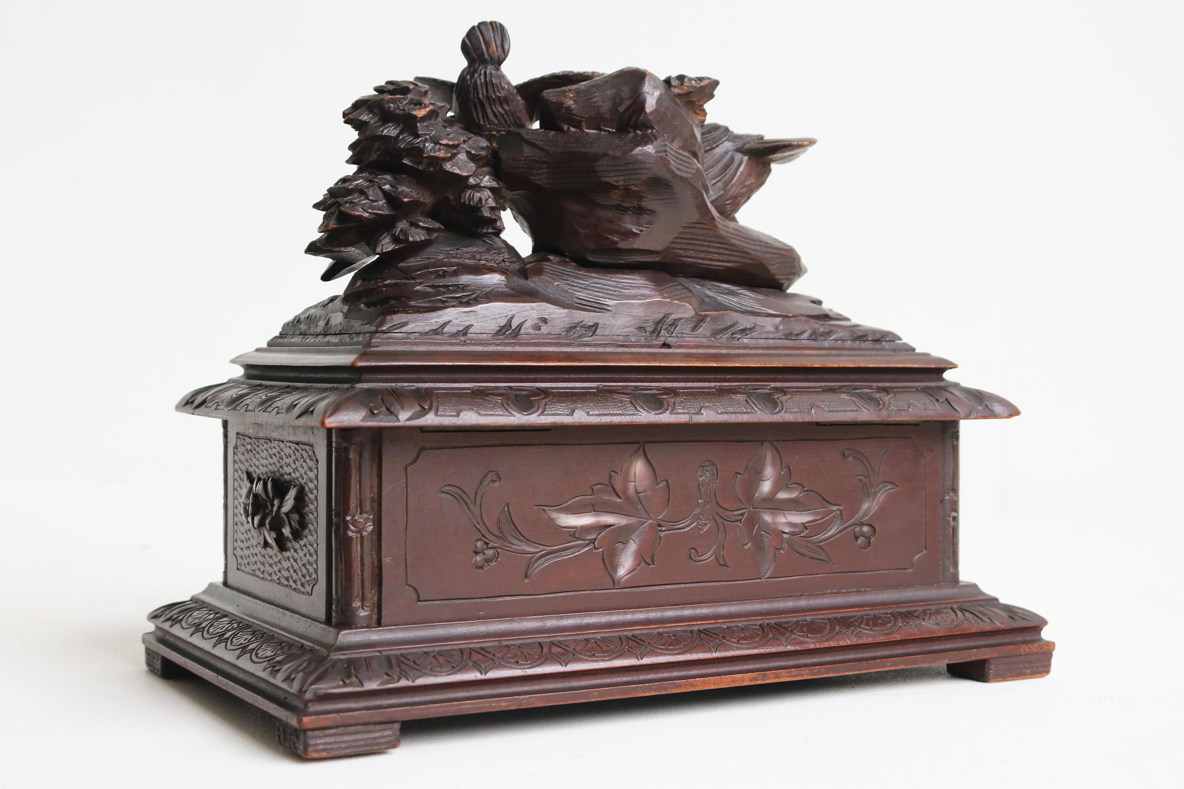 Ancienne boîte à confiserie du 19e siècle en bois suisse de Black Forest avec 3 oiseaux sculptés à la main en vente 1