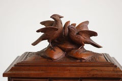 Antikes Schweizer Schwarzwaldschmuckkästchen aus Obstholz mit geschnitzten Vögeln aus dem 19. Jahrhundert