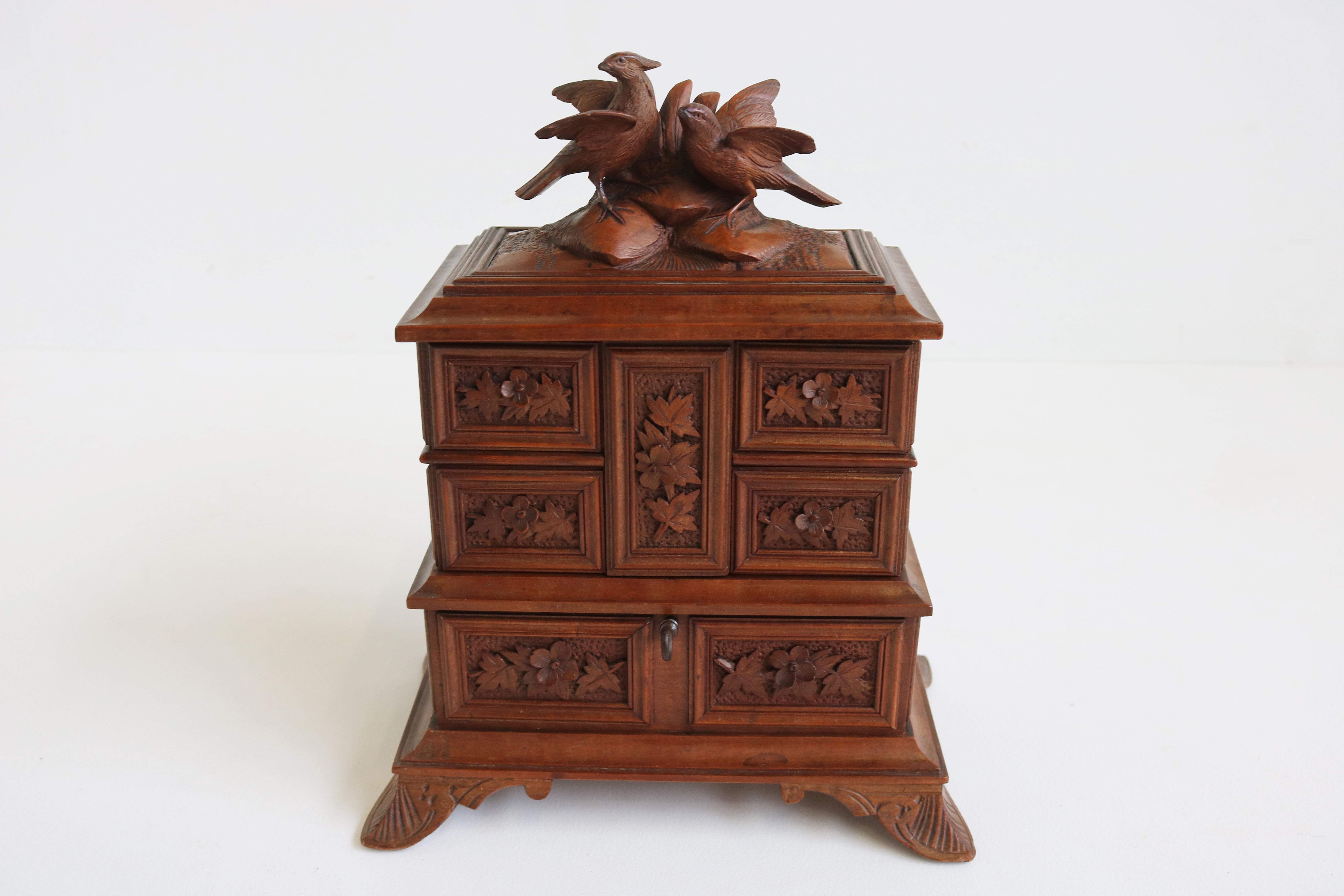 Antique 19th Century Swiss Black Forest Jewelry Box Fruitwood Birds Band Carved In Good Condition For Sale In Ijzendijke, NL
