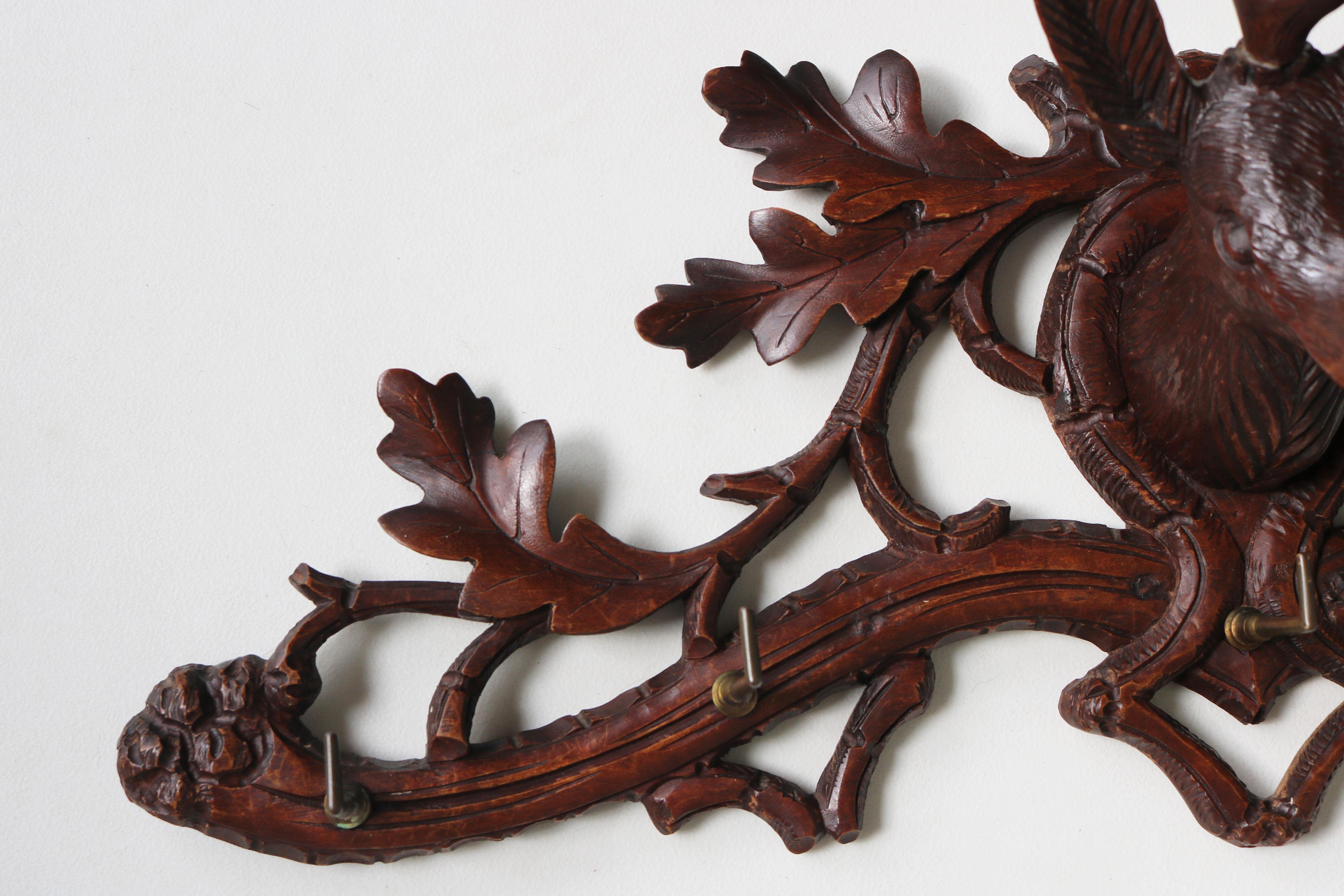 Sculpté à la main Antiquité 19ème siècle Suisse Porte-manteau / Porte-chapeau en cerf Black Forest sculpté Hall d'entrée en vente