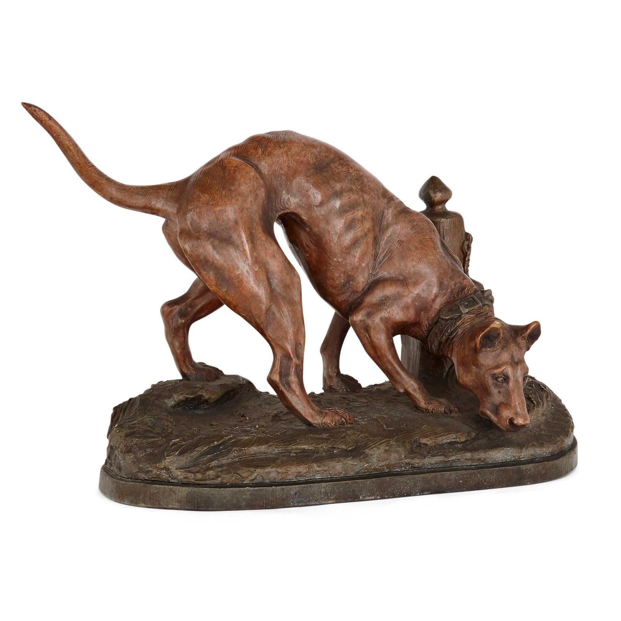 Modèle ancien en terre cuite du 19e siècle représentant un chien courant de Belgique
Belgique, 19e siècle
Dimensions : Hauteur 30cm, largeur 50cm, profondeur 19cm

Ce charmant modèle représente un chien à quatre pattes, le visage baissé vers un