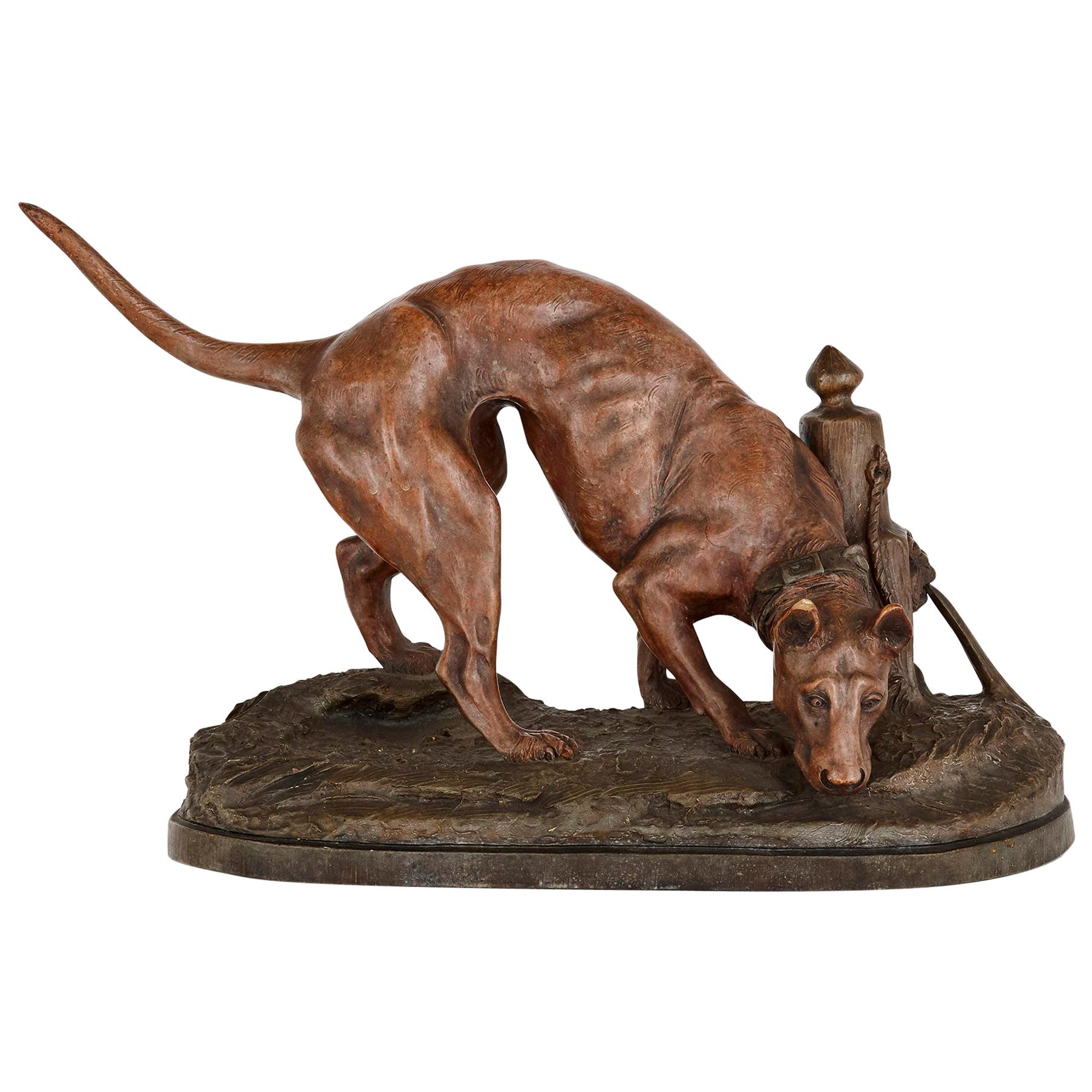 Modèle ancien en terre cuite du 19e siècle représentant un chien courant de Belgique