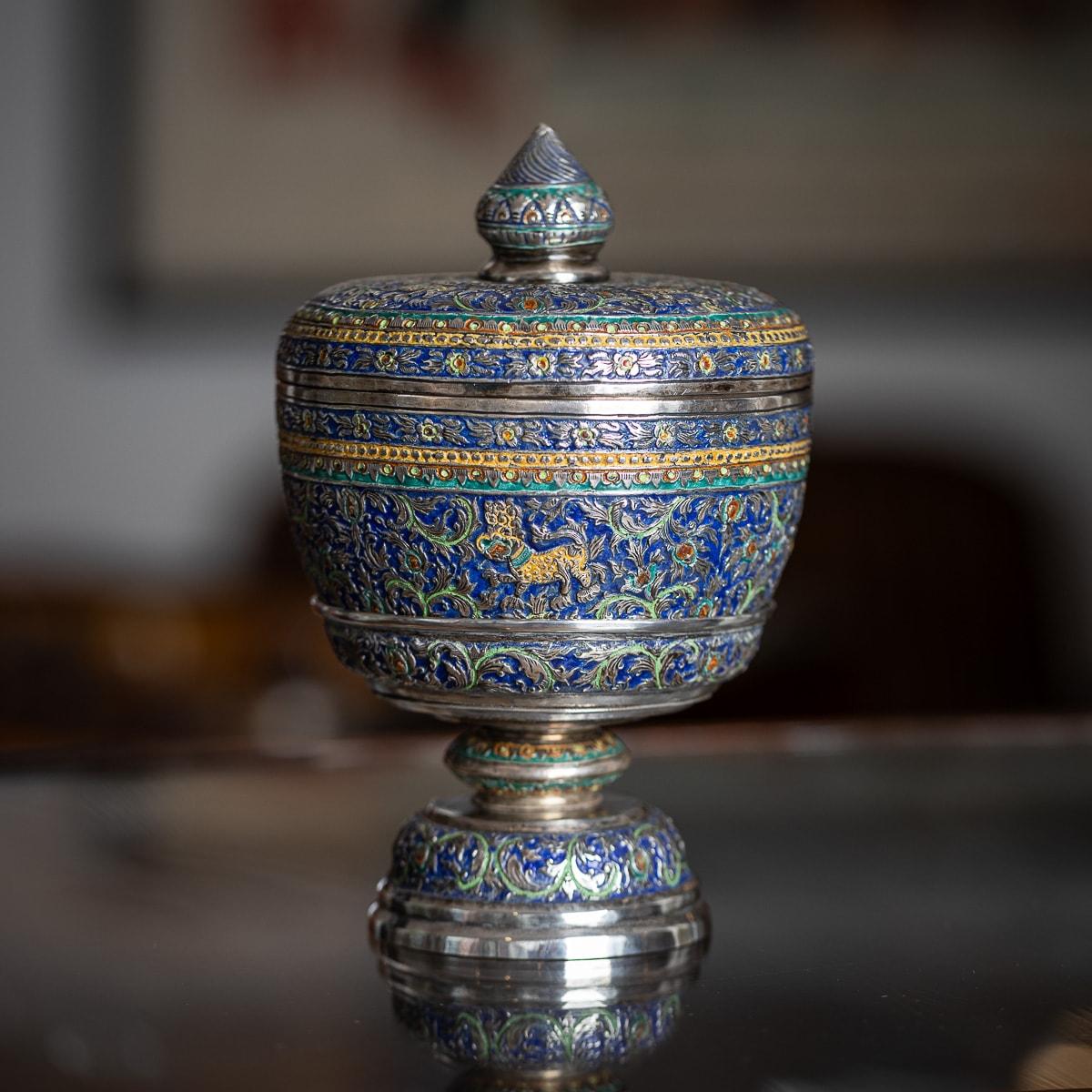 Antike thailändische Schale aus massivem Silber und Emaille des 19. Jahrhunderts auf einem Ständer. Hergestellt in einer traditionellen Form A, durchgehend verziert mit verschlungenen Blättern, Blumen und Phaya Naga-Kreaturen auf dunkelblauem,