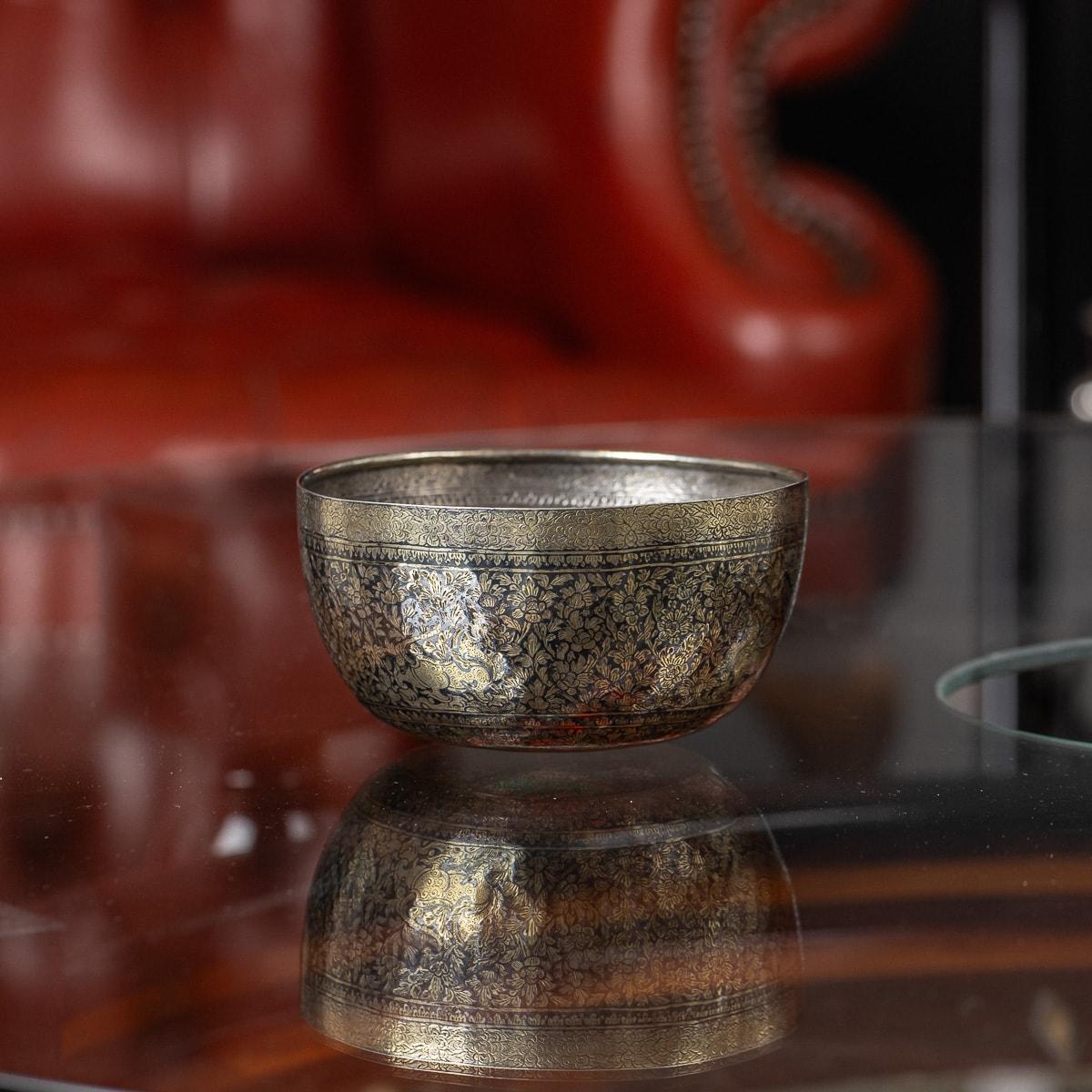 Antica ciotola in niello d'argento massiccio dell'inizio del XIX secolo, con decorazione repoussé, raffigurante leoni Singha e una fitta decorazione floreale dorata. L'arte e la gioielleria Nielloware sono sempre state molto popolari in Thailandia,