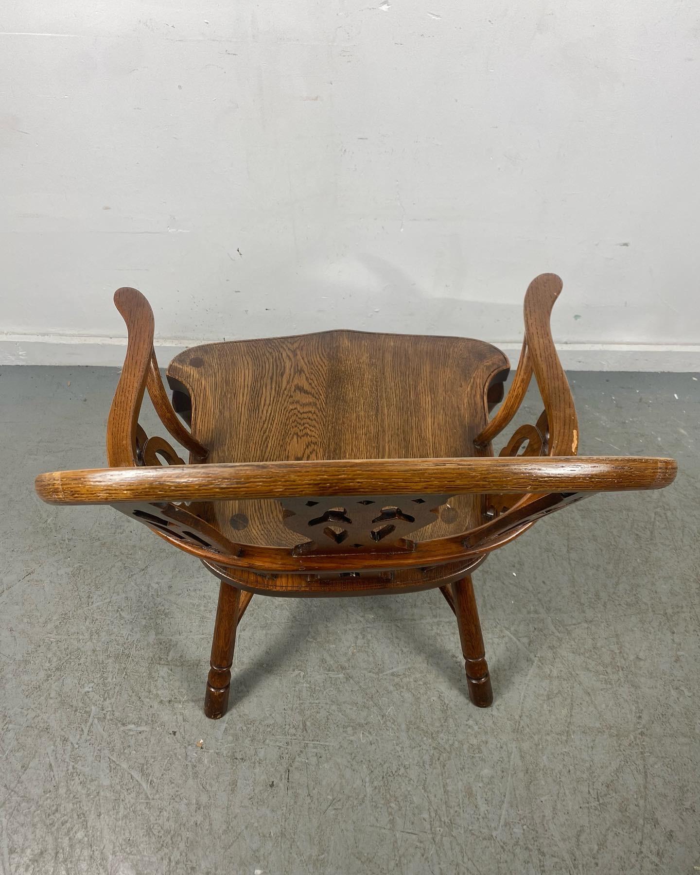 Antique 19th Century Thames Valley English Gothic Windsor Chair In Good Condition For Sale In Buffalo, NY
