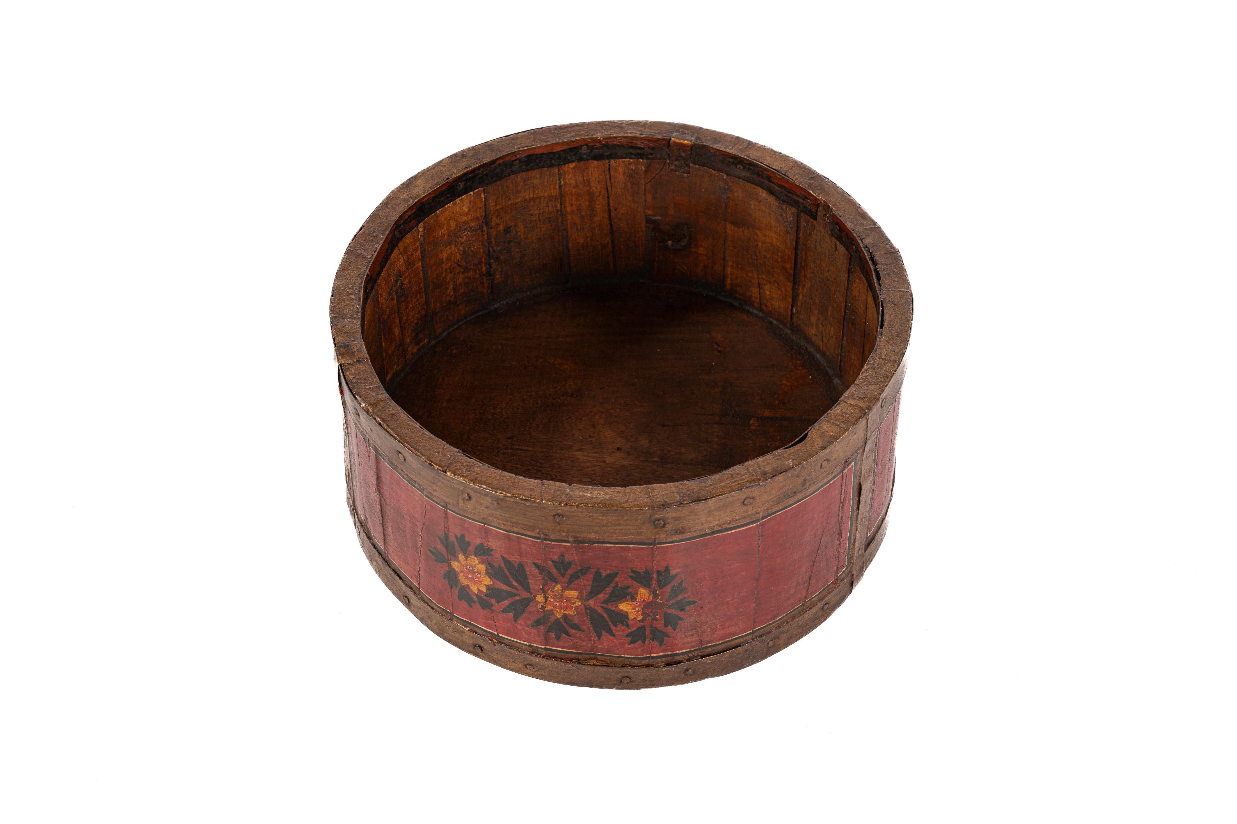 This beautifully crafted grain measure was made in Hindeloopen, the Netherlands, toward the end of the 19th century, around 1890. Originally used as a grain scoop, this container was designed to hold a standardized amount of grain. Made from elm