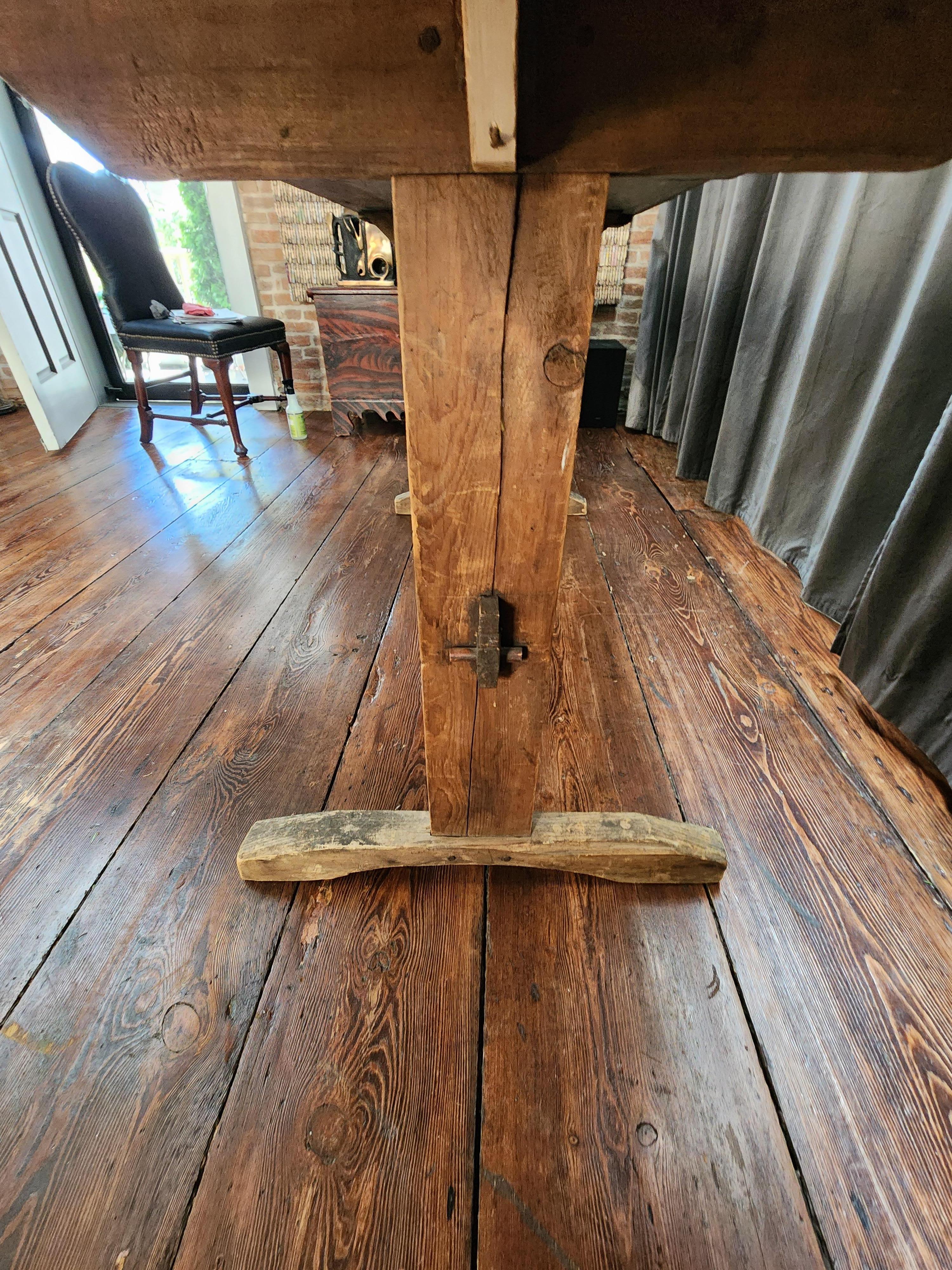 Ancienne table à tréteaux en pin du 18e siècle  Bon état - En vente à Hudson, NY