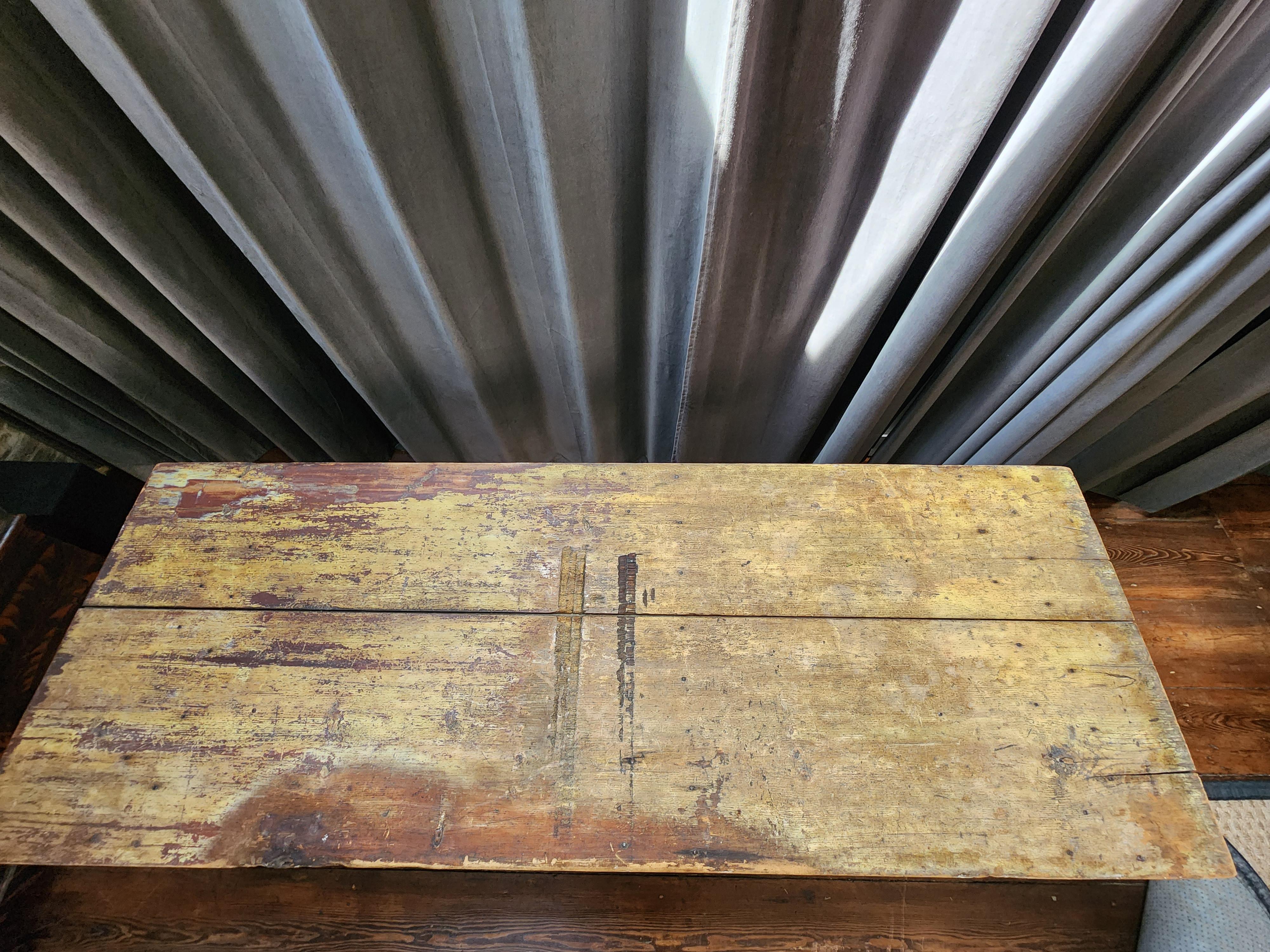 XVIIIe siècle et antérieur Ancienne table à tréteaux en pin du 18e siècle  en vente