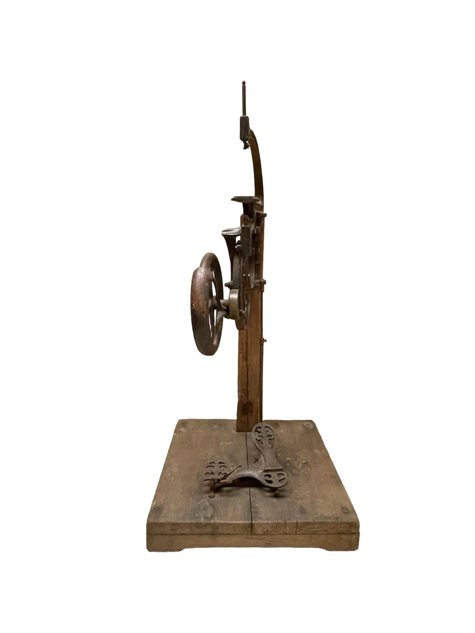 Antike Trumper Co. Nähmaschine aus dem 19. Jahrhundert  (Handgefertigt) im Angebot