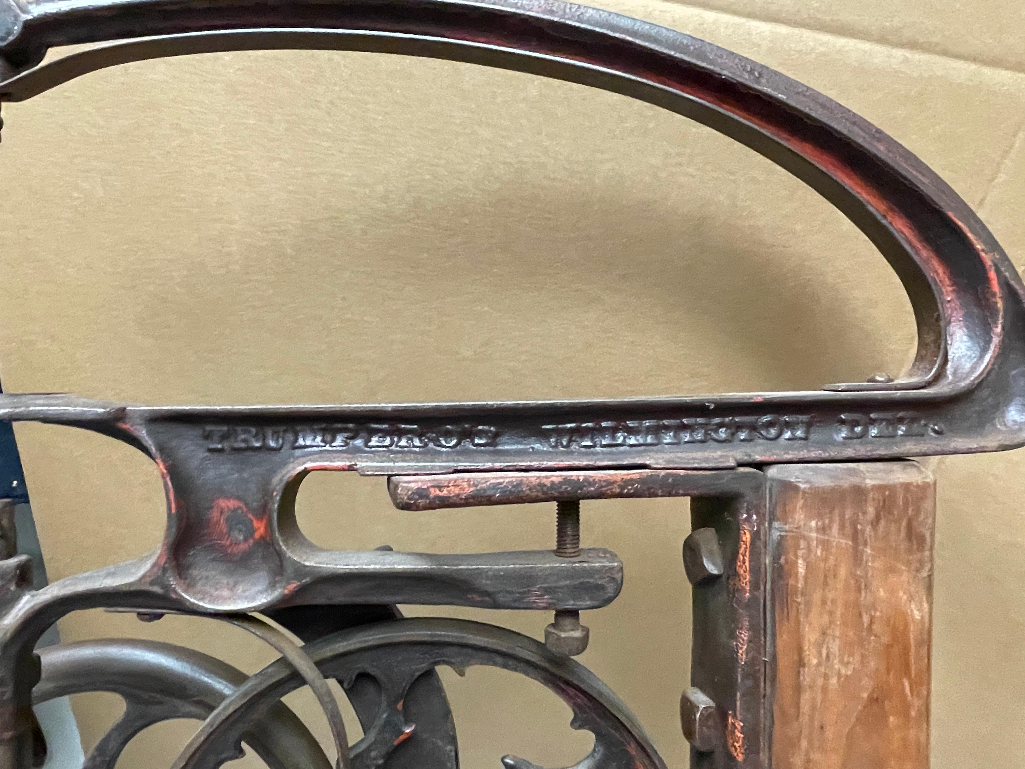 Antike Trumper Co. Nähmaschine aus dem 19. Jahrhundert  (Metall) im Angebot