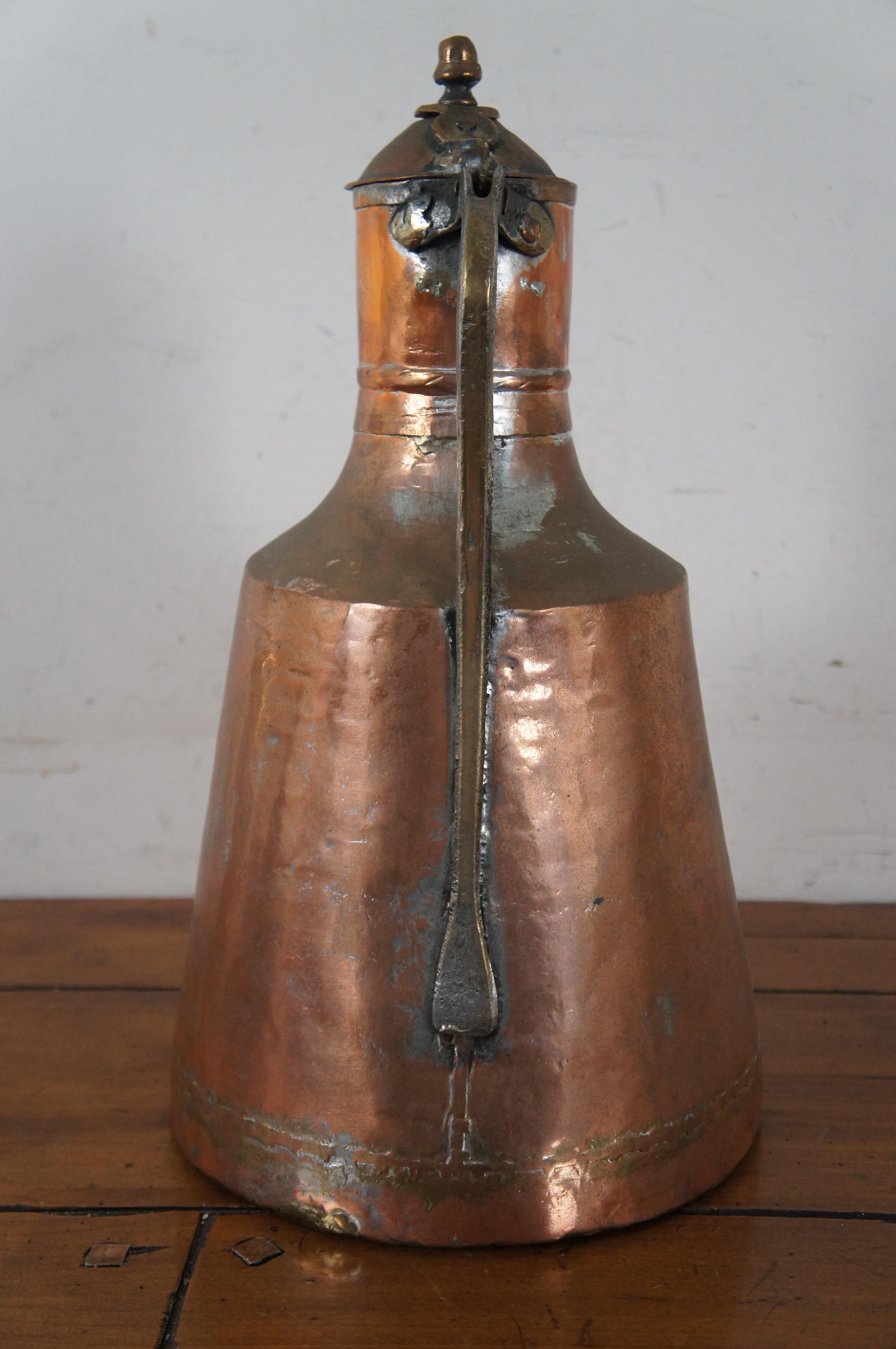Antike 19. Jahrhundert Türkisch Schwalbenschwanz Kupfer Deckelkrug Krug Ewer (Rustikal) im Angebot