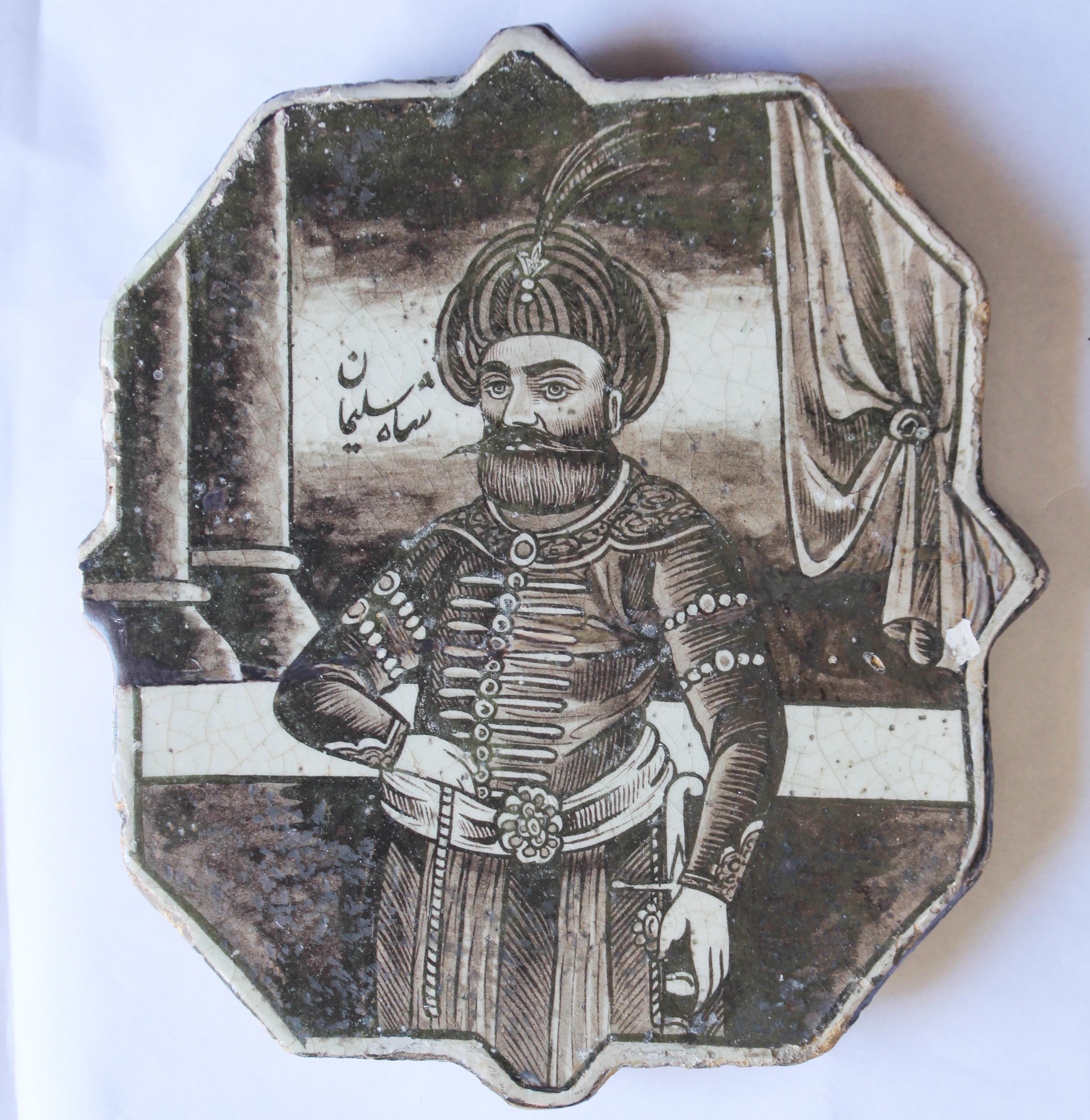 Antike handbemalte türkische Keramikfliese aus dem 19. Jahrhundert.
Gemälde Figur eines Schahs Suleiman in einem Palast vor einer Kolonnade und einem Vorhang.
Arabische Schrift in der linken oberen Ecke, 
