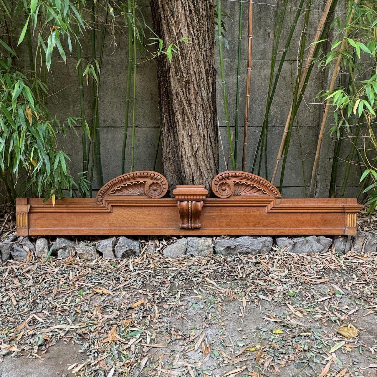 Ancien buffet en Oak toscan du 19ème siècle, sculpté à la main et détails dorés en vente 2