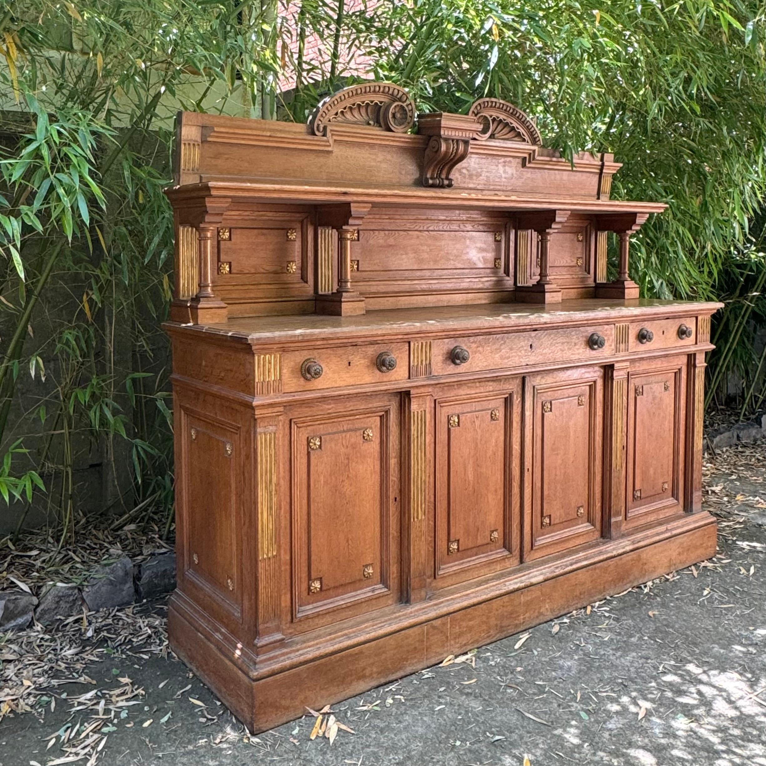 Ancien buffet en Oak toscan du 19ème siècle, sculpté à la main et détails dorés en vente 4