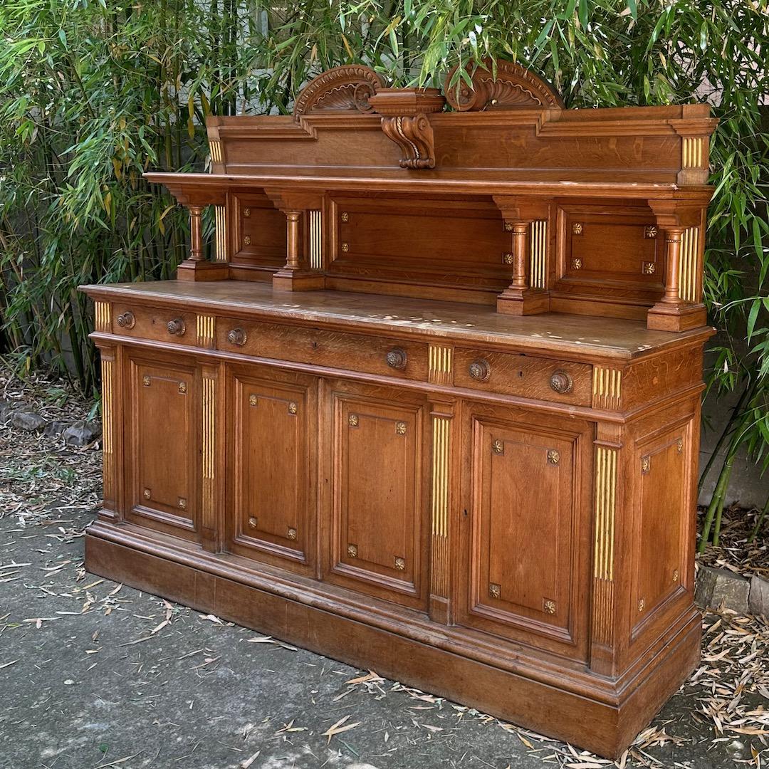Ce buffet antique toscan en chêne massif incarne l'élégance et le savoir-faire artisanal de la Florence de la fin du XIXe siècle, mêlant l'inspiration de la Renaissance à une fonctionnalité intemporelle.
Ses tons chauds de chêne clair et sa texture,