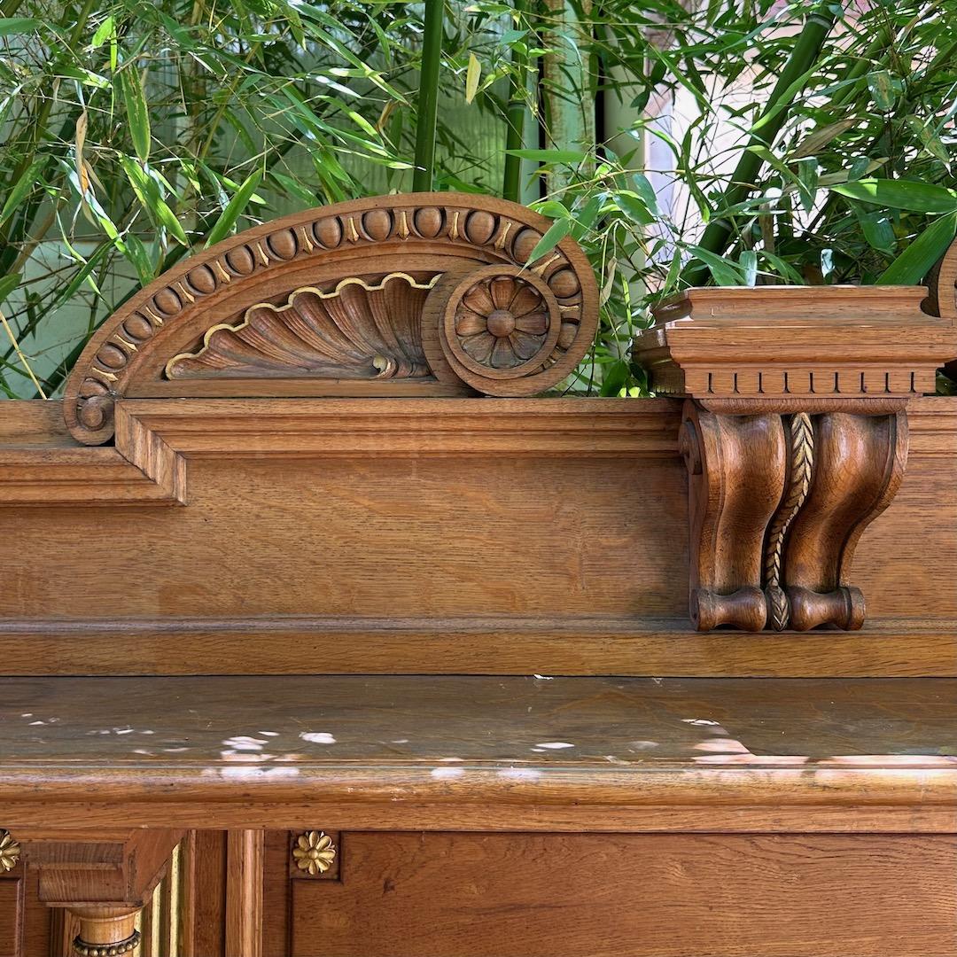Néo-Renaissance Ancien buffet en Oak toscan du 19ème siècle, sculpté à la main et détails dorés en vente