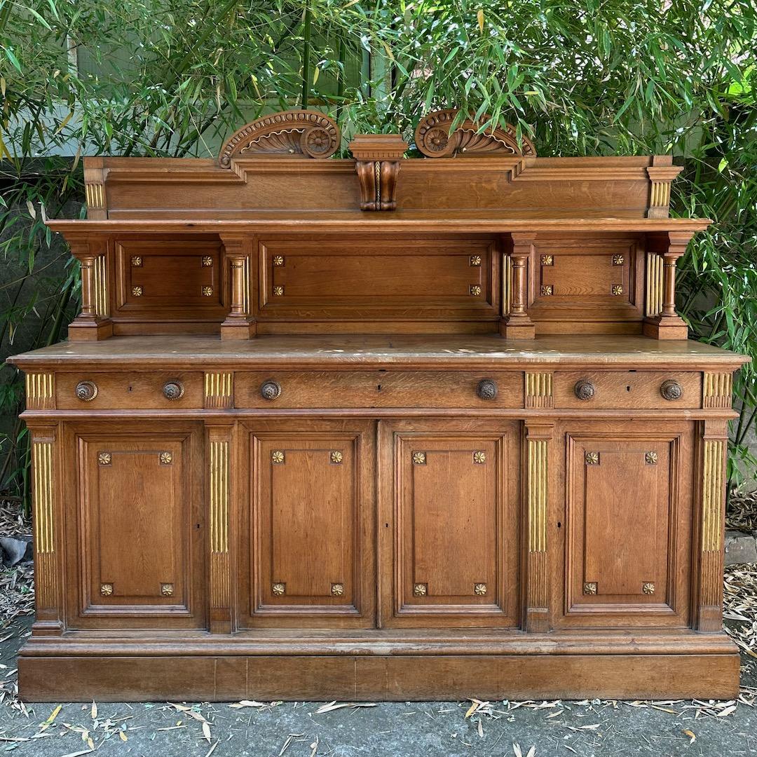italien Ancien buffet en Oak toscan du 19ème siècle, sculpté à la main et détails dorés en vente