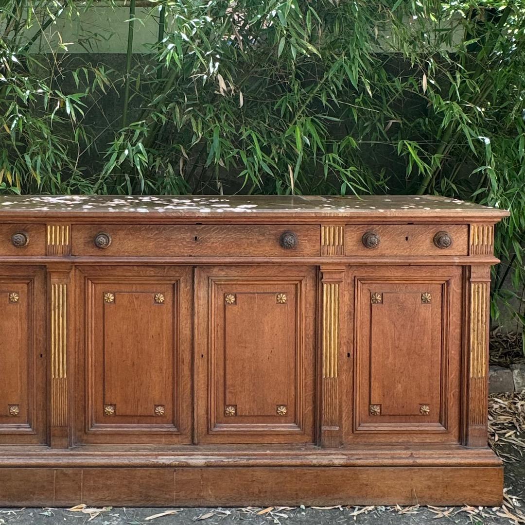 Sculpté à la main Ancien buffet en Oak toscan du 19ème siècle, sculpté à la main et détails dorés en vente
