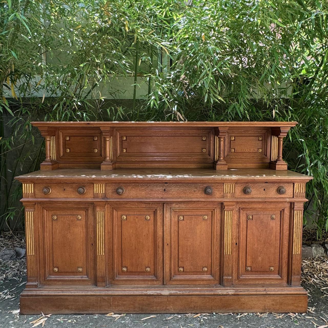 Ancien buffet en Oak toscan du 19ème siècle, sculpté à la main et détails dorés Bon état - En vente à Firenze, IT
