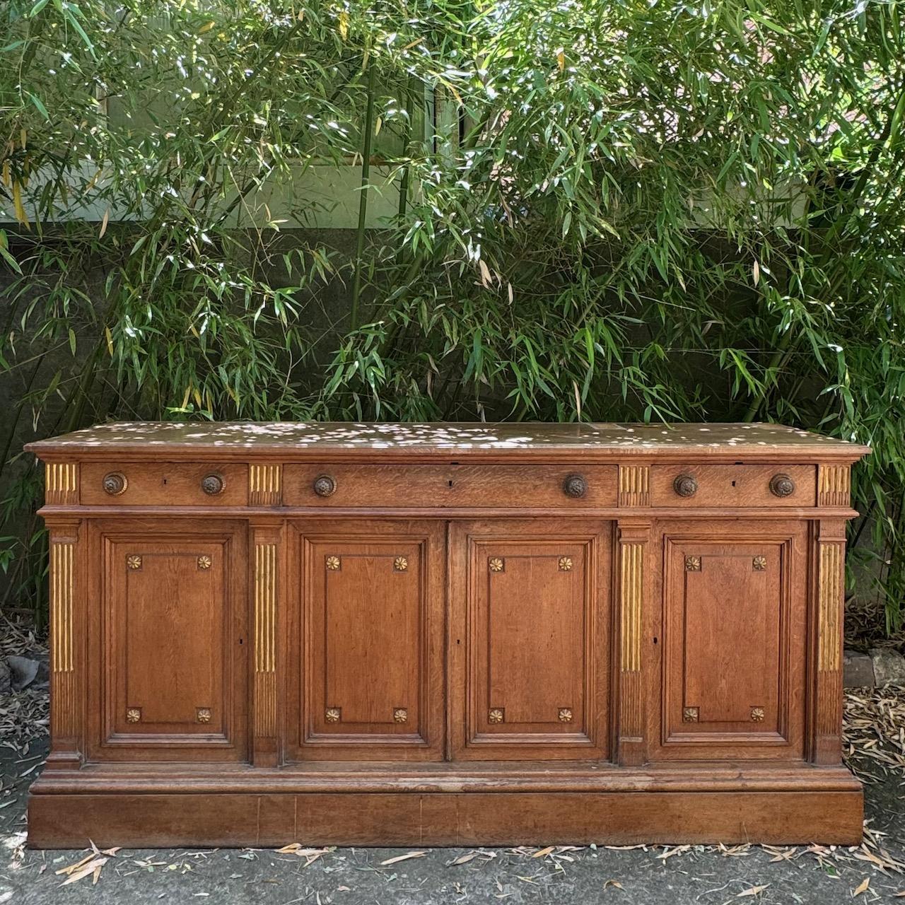 XIXe siècle Ancien buffet en Oak toscan du 19ème siècle, sculpté à la main et détails dorés en vente