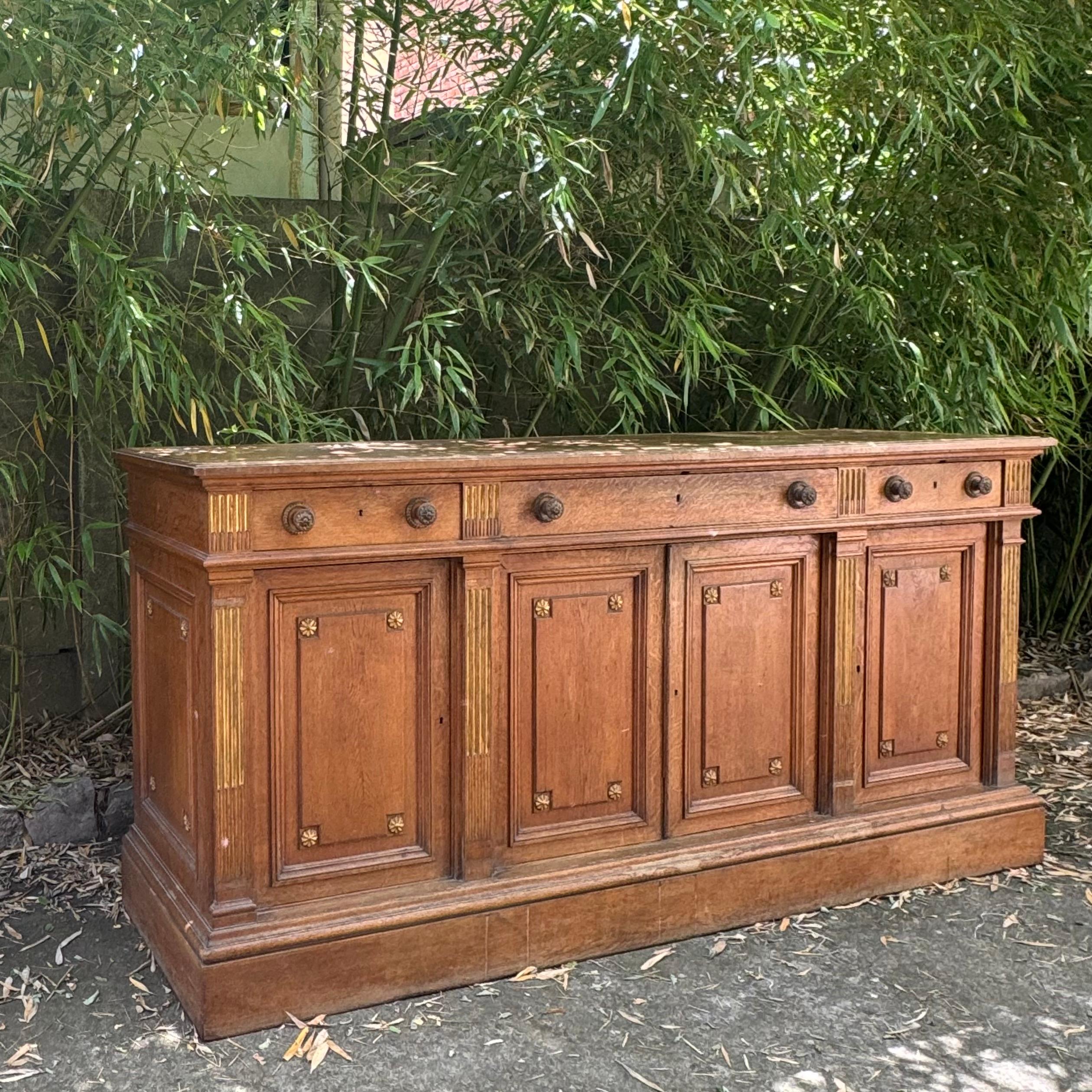Bronze Ancien buffet en Oak toscan du 19ème siècle, sculpté à la main et détails dorés en vente
