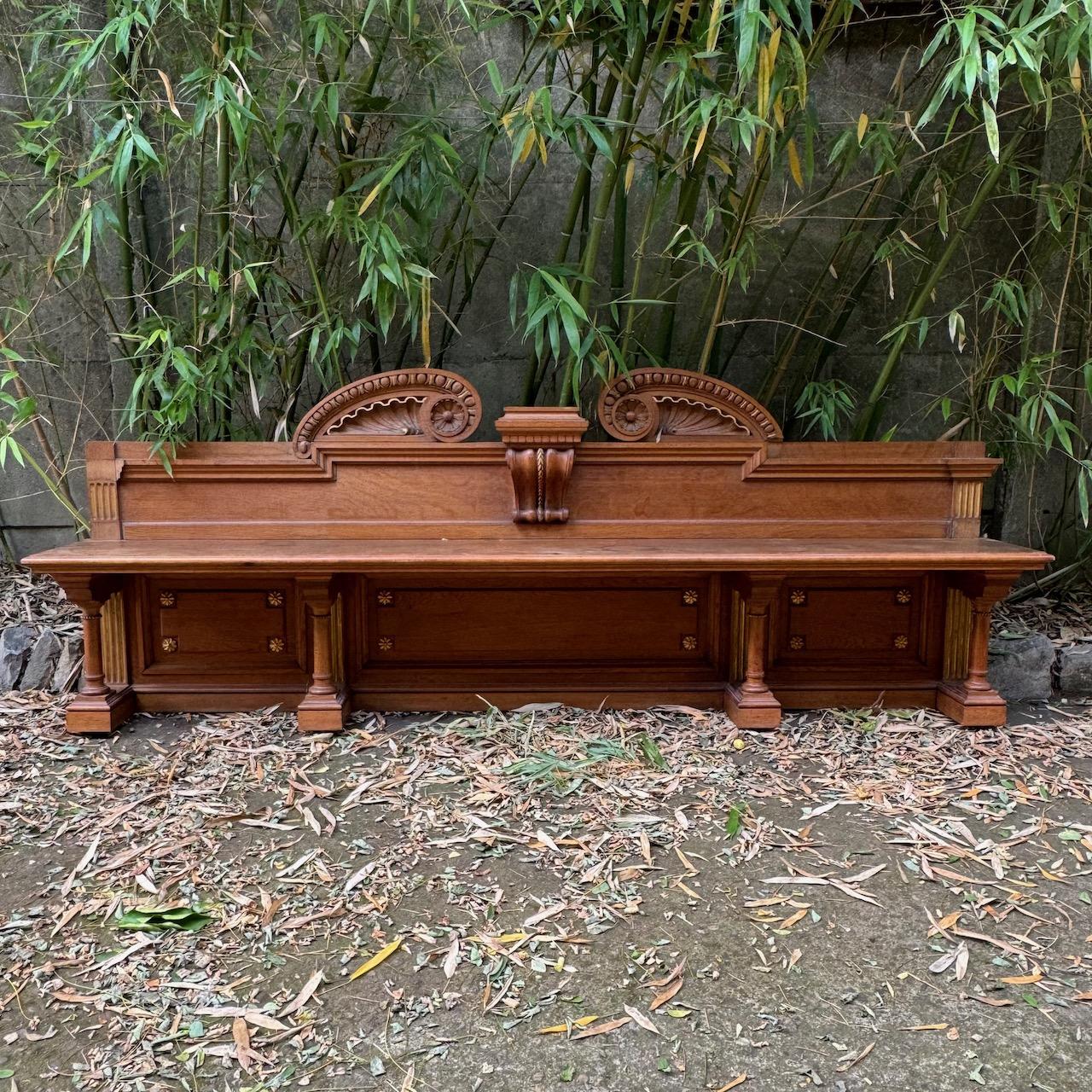 Ancien buffet en Oak toscan du 19ème siècle, sculpté à la main et détails dorés en vente 1