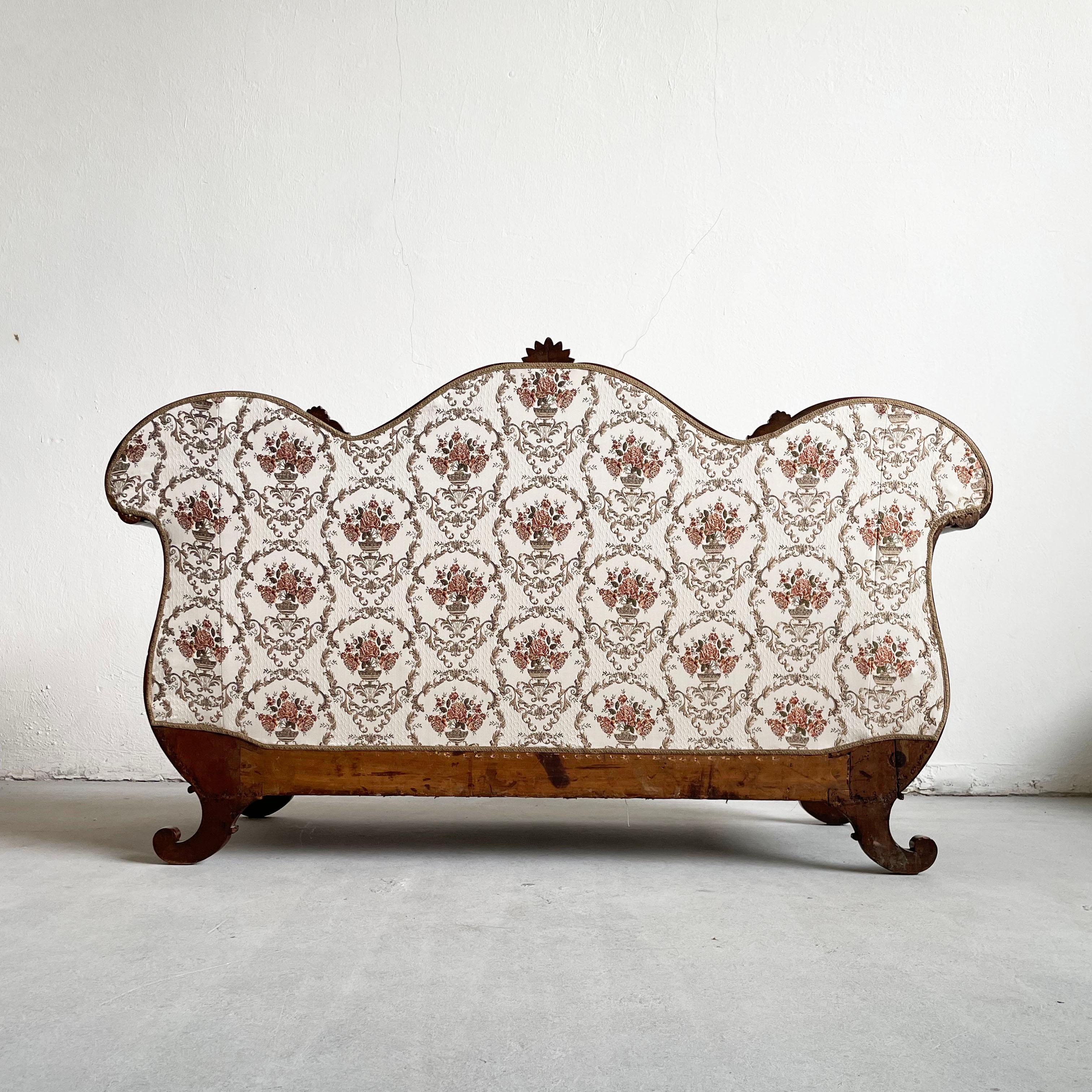Very finely crafted antique boat-shaped sofa in solid walnut and walnut ornaments, with cornucopia legs and curved frame. Seat and backrest upholstered.

Mid-19th century, Northern Italy
 
The sofa has been professionally restored, new