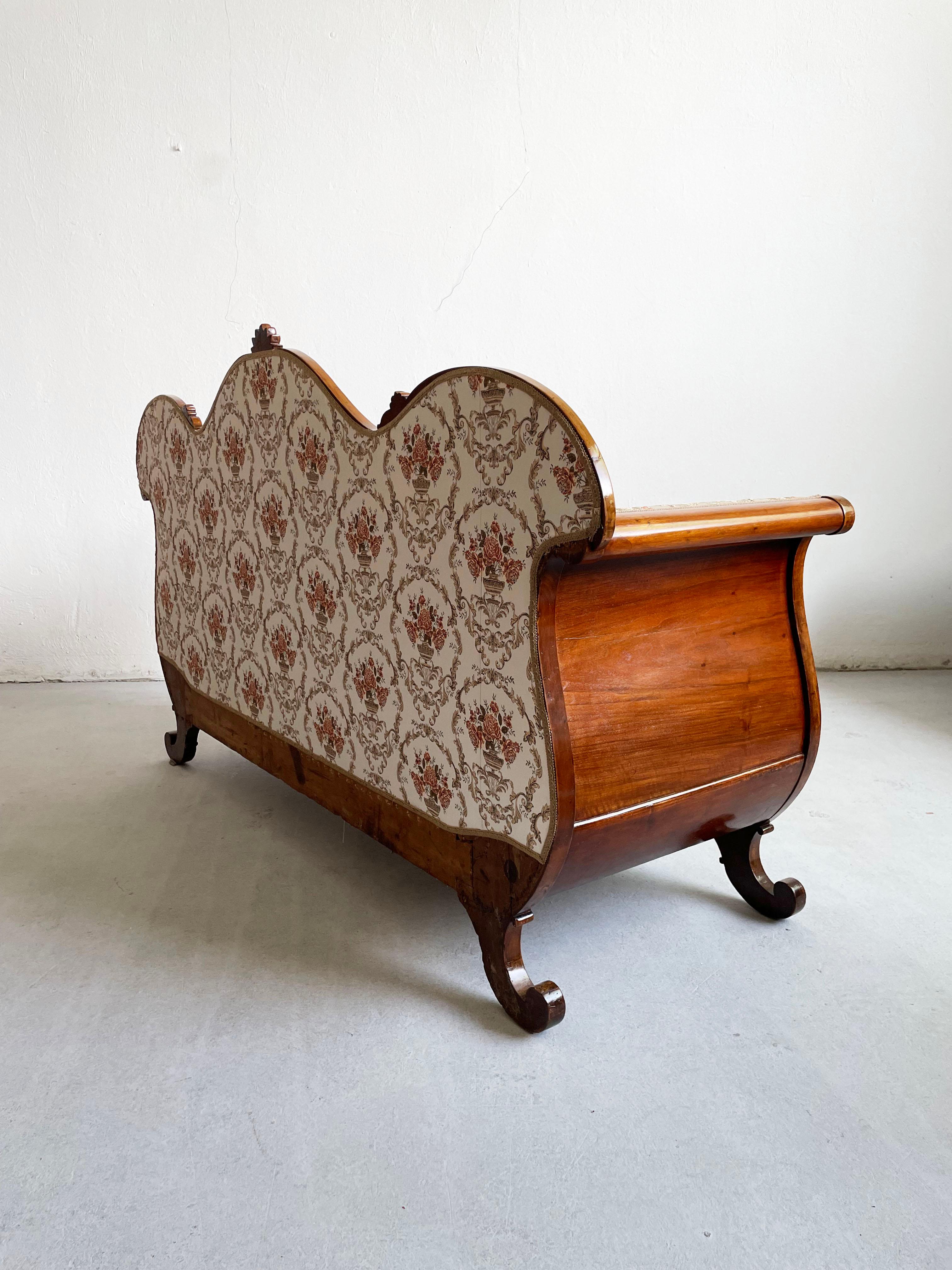 Antikes gepolstertes Sofa von König Louis Philippe aus dem 19. Jahrhundert, Norditalien  (Italienisch) im Angebot