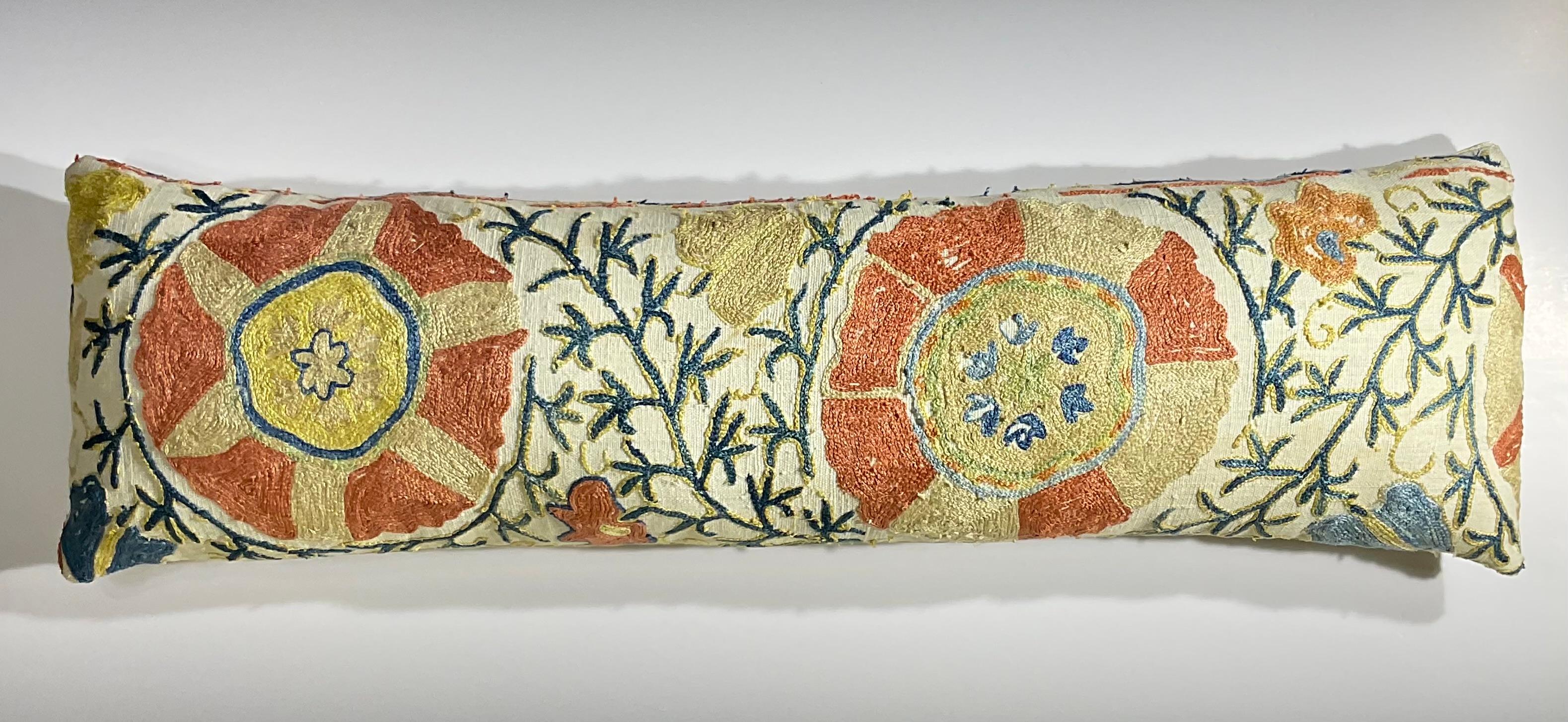 Antique 19th Century Uzbek Suzani Embroidered Pillow - Lumbar Cushion en venta 3