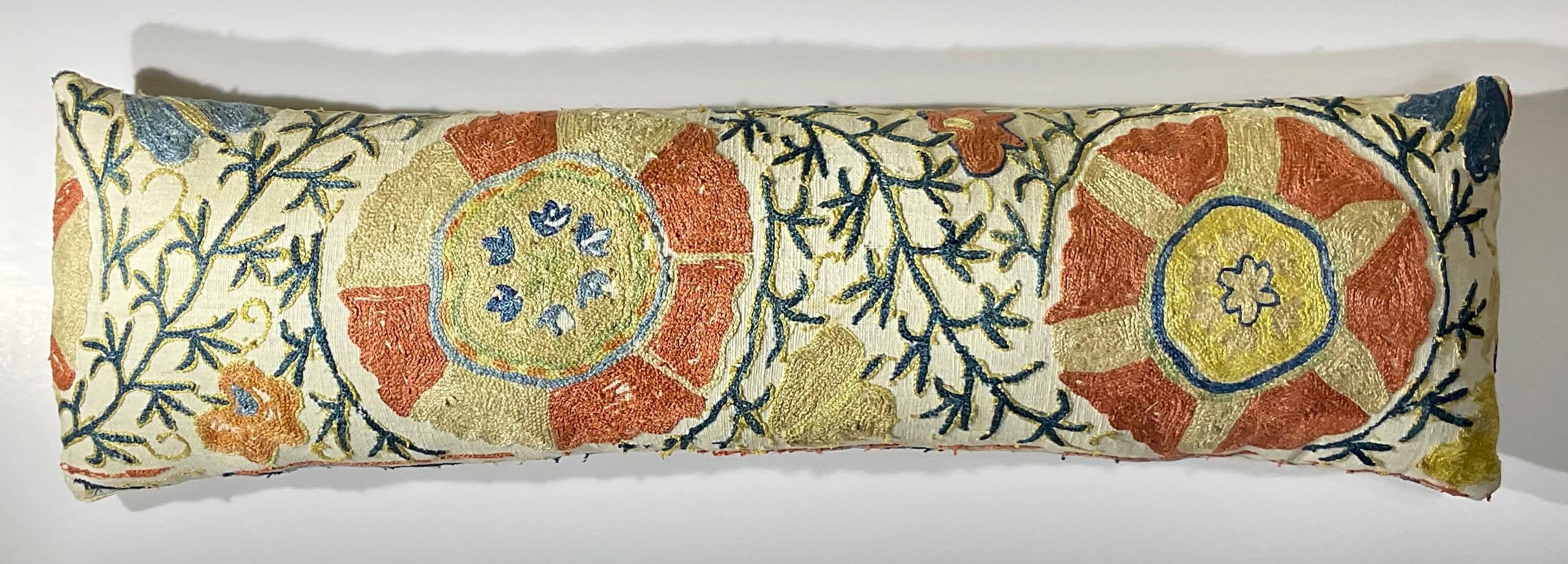 Antique 19th Century Uzbek Suzani Embroidered Pillow - Lumbar Cushion en venta 4